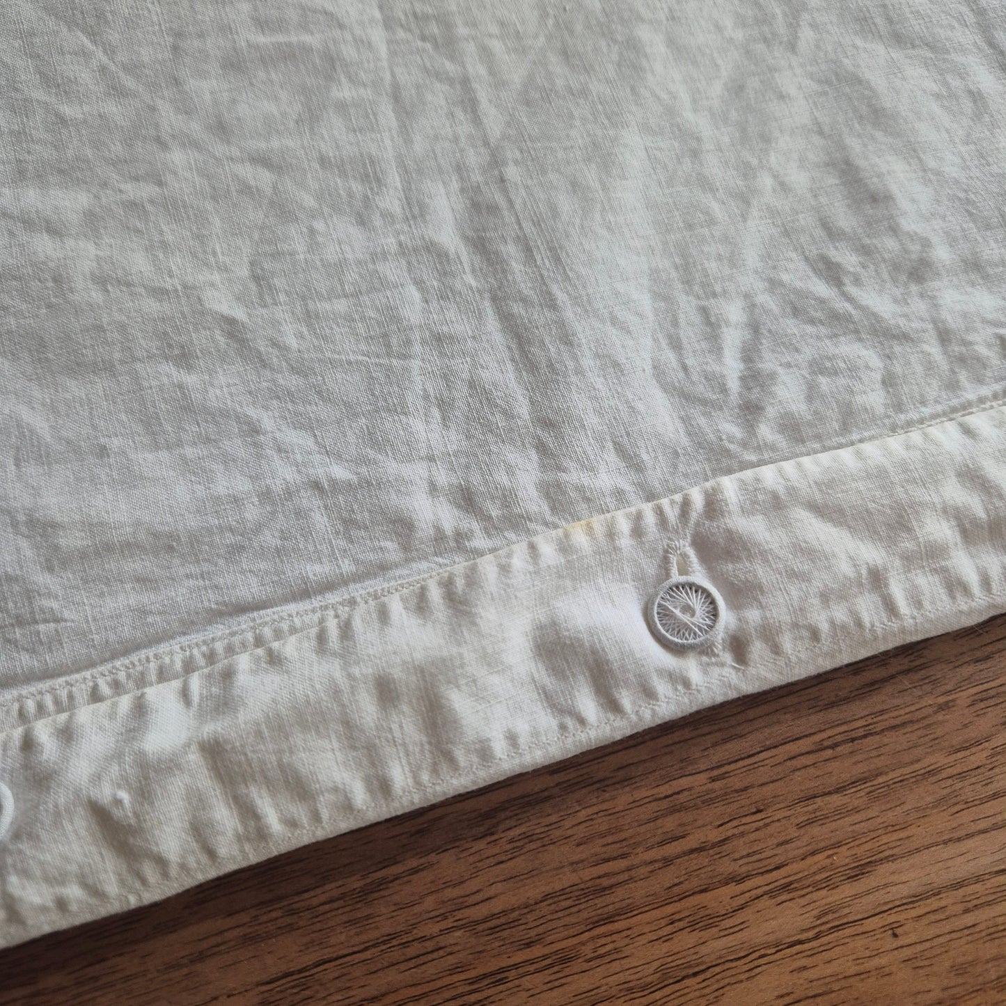 Stark vergilbter Kopfkissenbezug mit Monogram A.W. 75x70cm