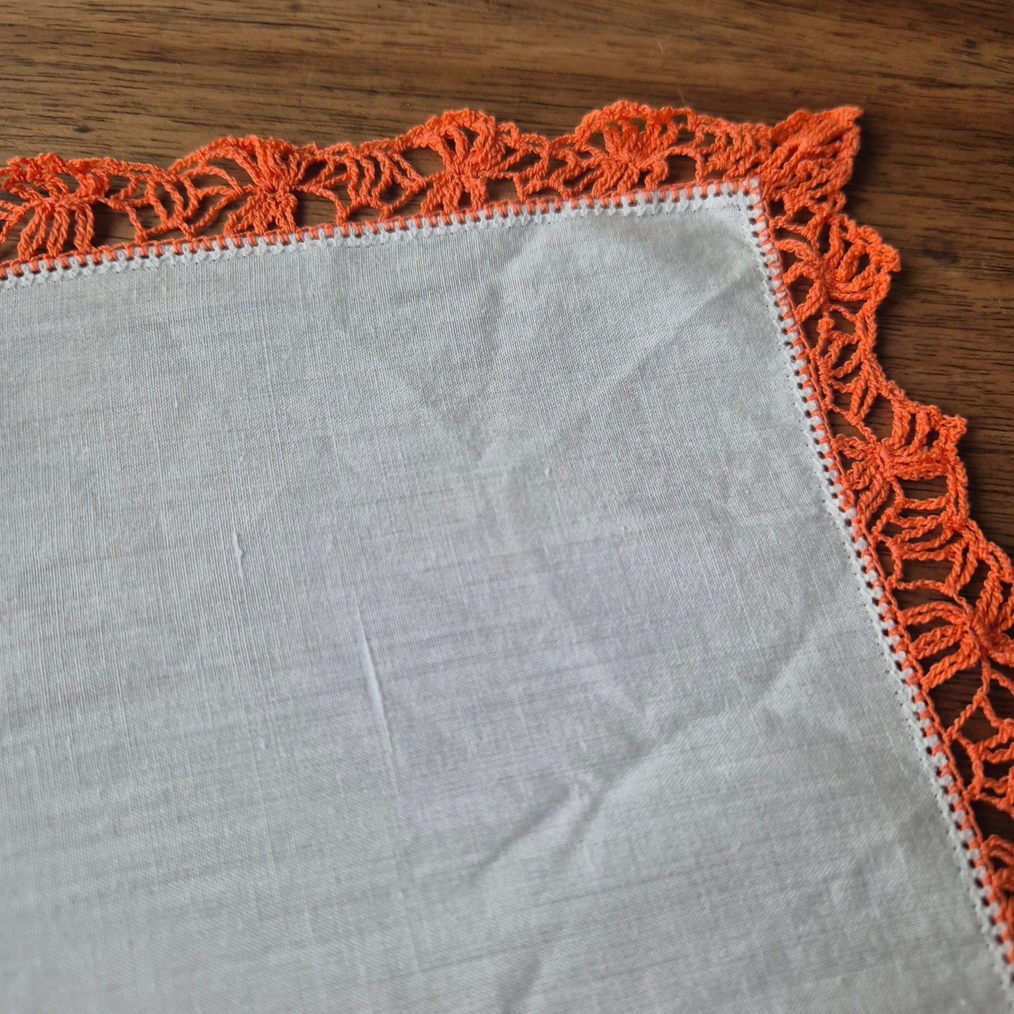 Vintage Stofftaschentuch bestickt Baumwolle gehäkelt/geklöppelt orange 28x28cm