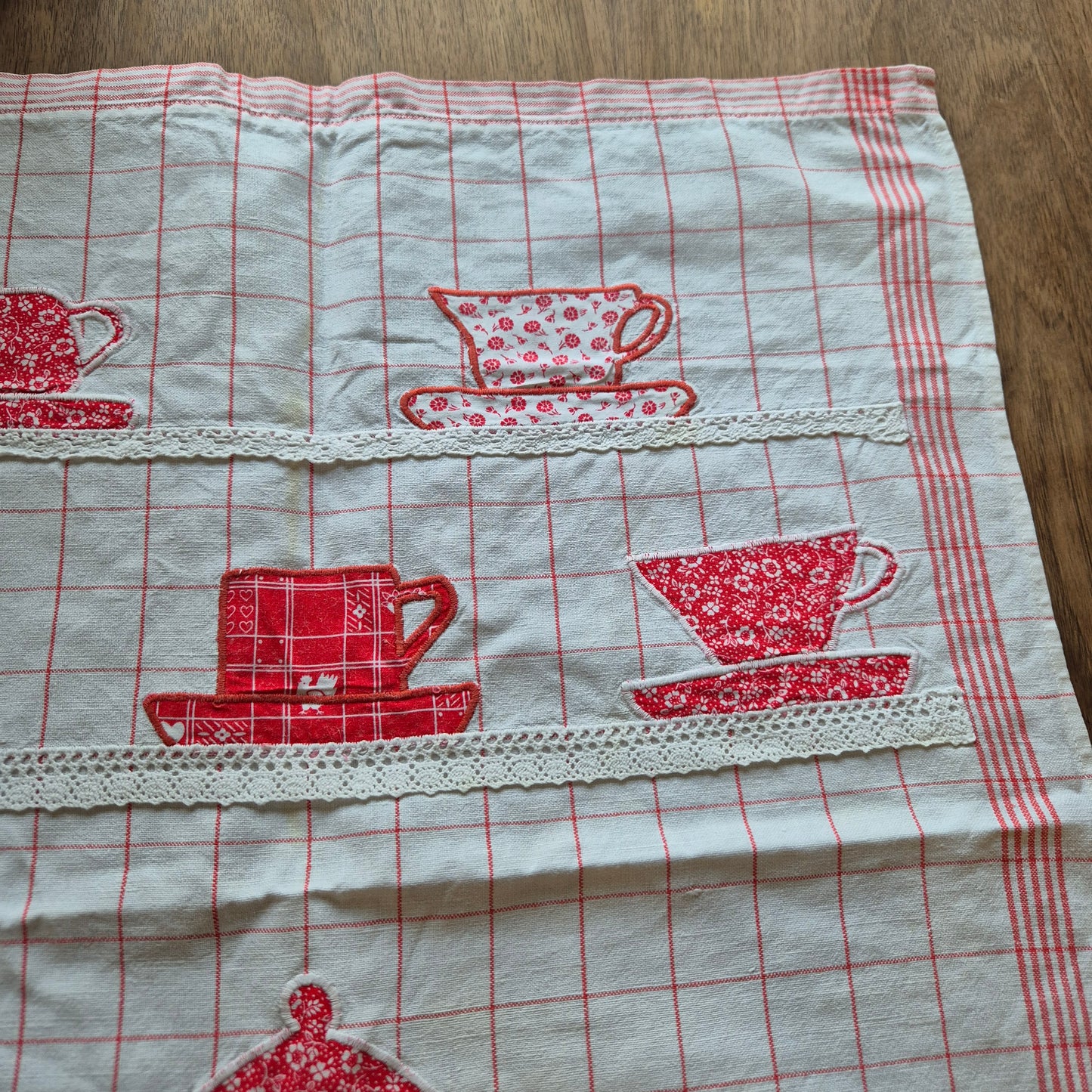 Altes Überhandtuch rot weiß Patchwork Kanne Tassenmotiv handmade 55x65cm