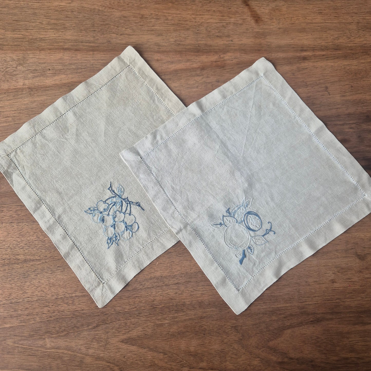 2x Antike Stofftaschentücher Servietten beige bestickt Obst Leinen 30x30cm