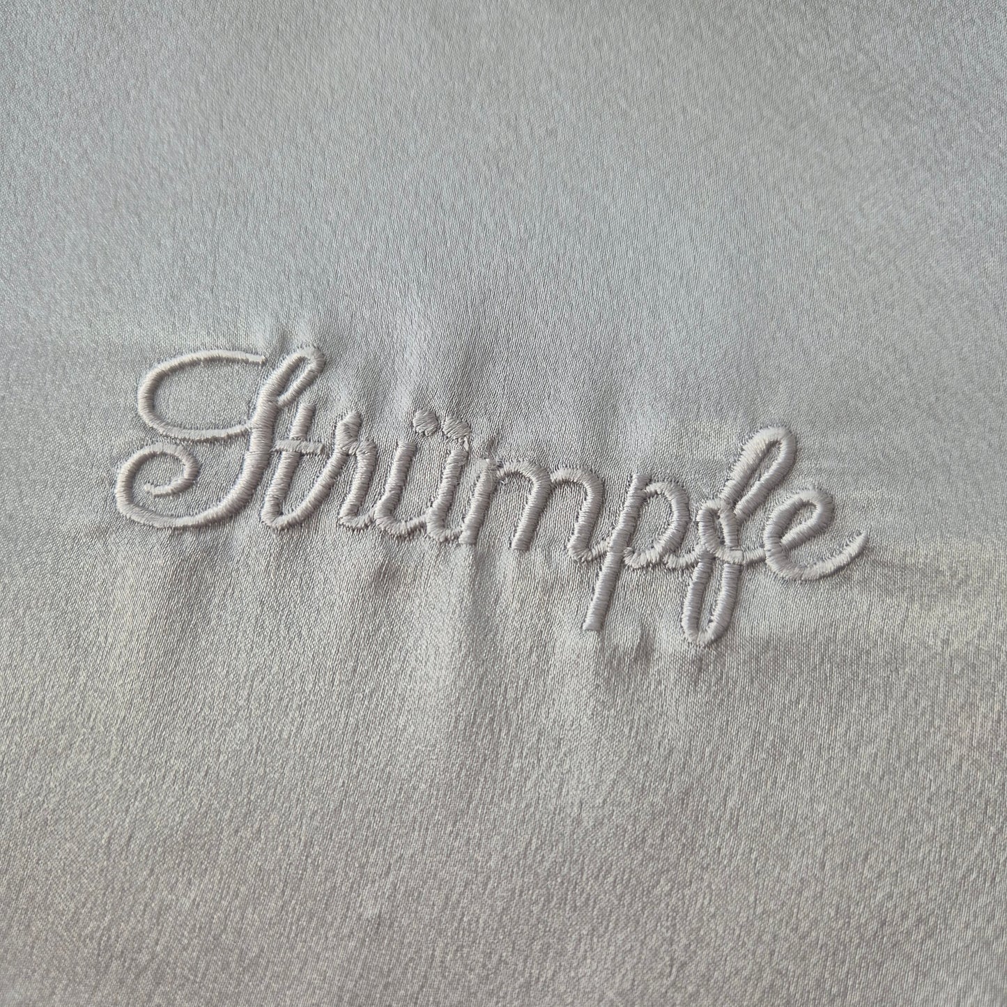 West Germany Stofftäschchen Satinoptik grau Aufbewahrung 20x35cm Tasche bestickt mit Aufschrift "Strümpfe"