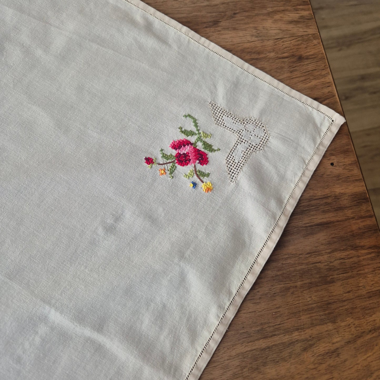 Antike Vintage Mitteldecke Tischdecke creme beige 80x85cm bestickt mit Rosen