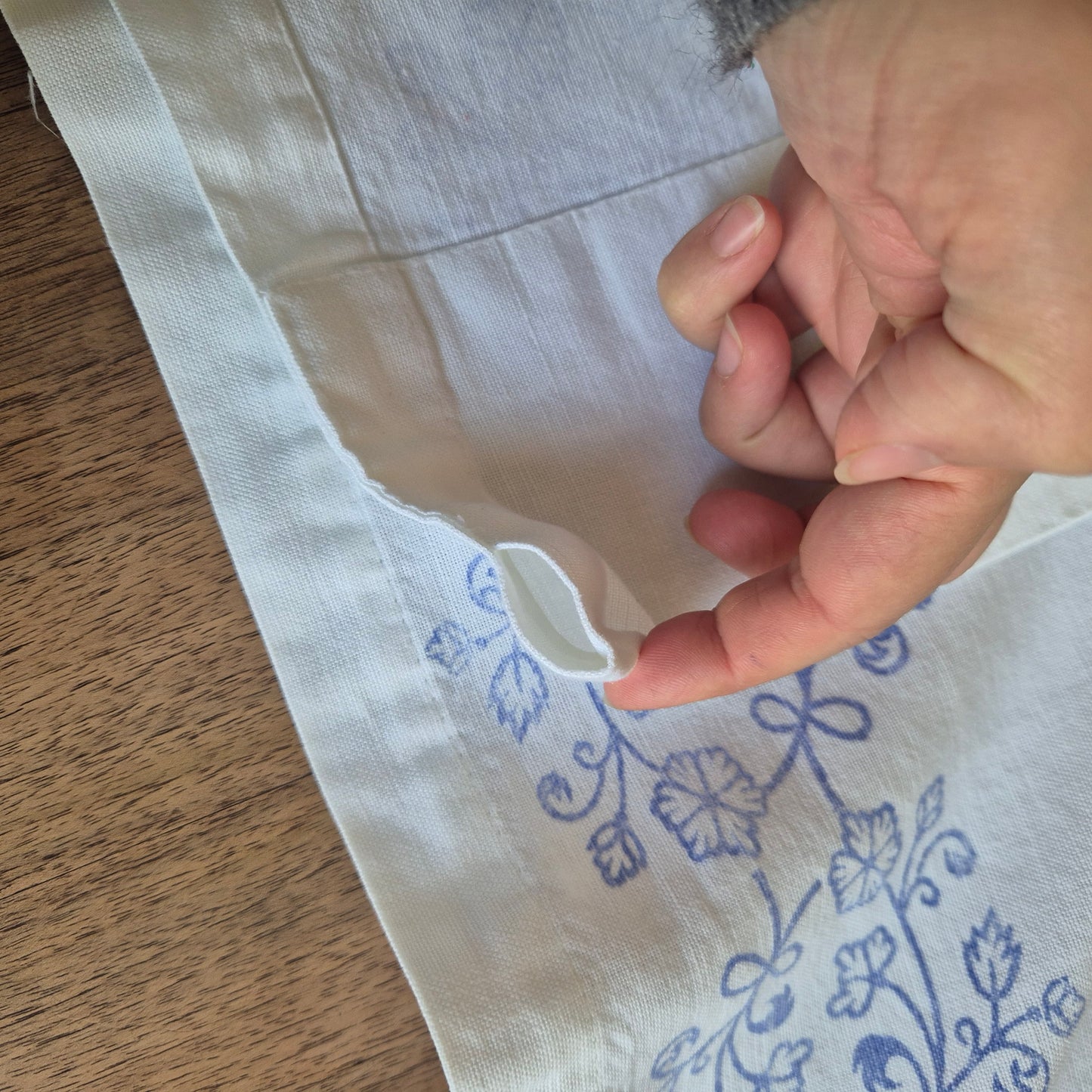 Vintage Baumwolle Gardine mit blauem Stempel Muster rechte Seite 118x166cm Handgemacht