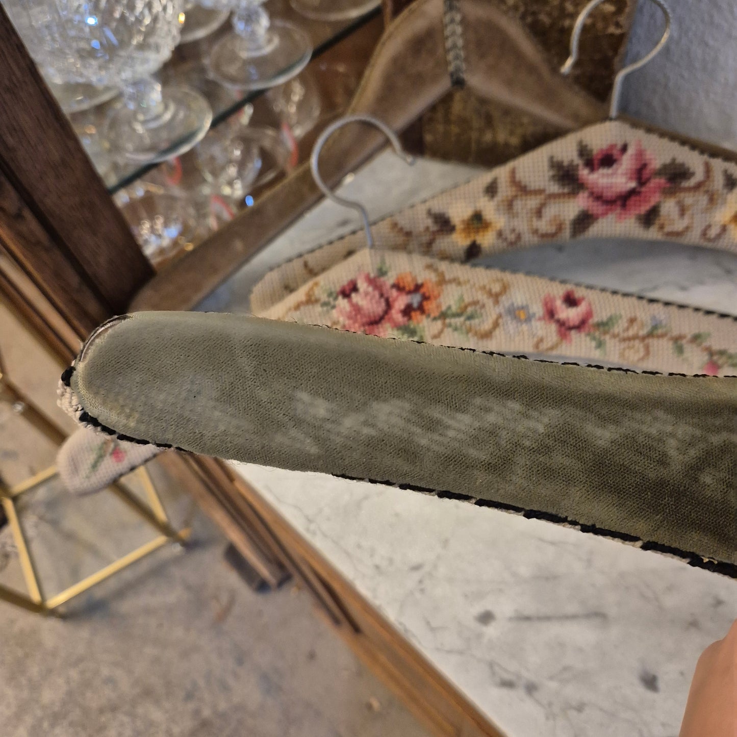 4x Alte Vintage Kleiderbügel Gobelin Stil Samt bestickt mit Rosen auch als Deko!
