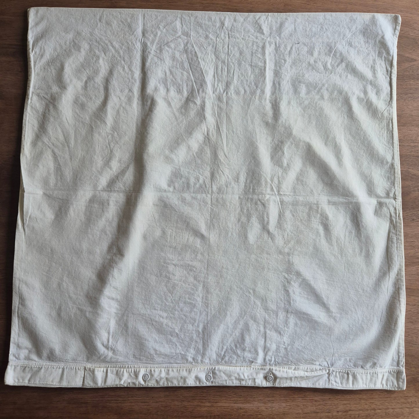 Stark vergilbter Kopfkissenbezug mit Monogram A.W. 75x70cm