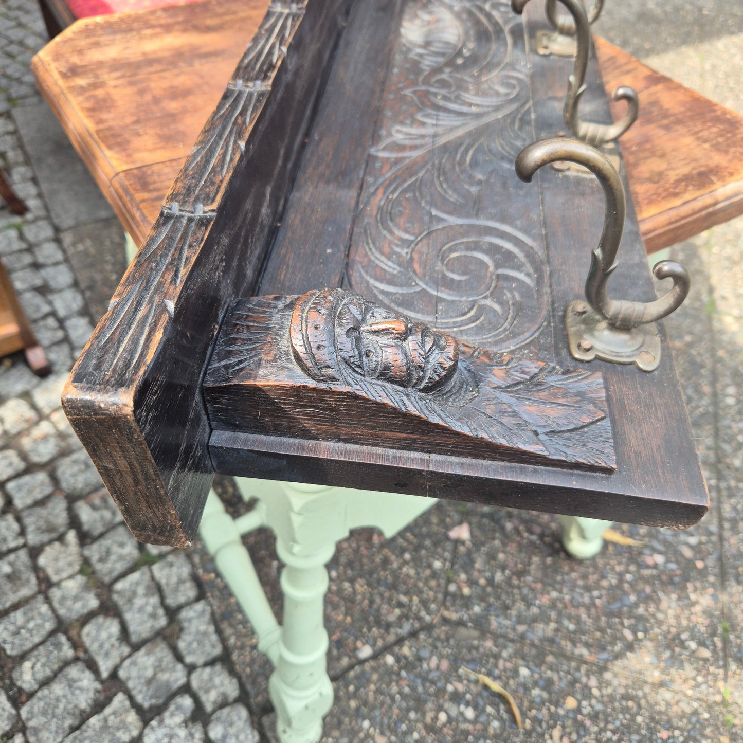 Antike, handgeschnitzte Wandgarderobe Holz mit Haken