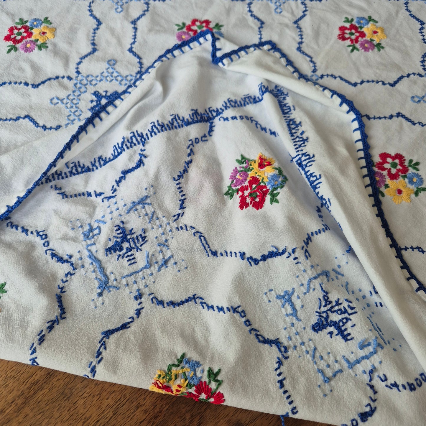 Antike Vintage Tischdecke blau weiß 125x160cm bestickt mit Rosen