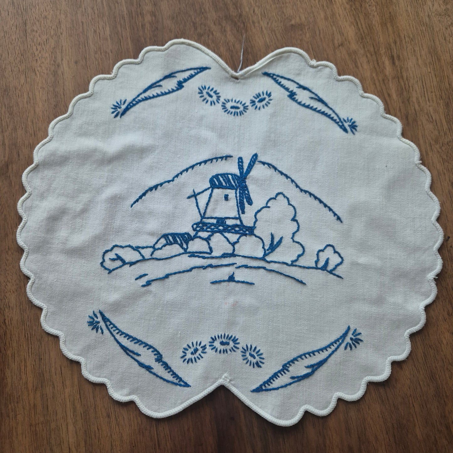 Altes kleines Zierdeckchen weiß blau Mühlenmotiv bestickt Baumwolle 35x31cm