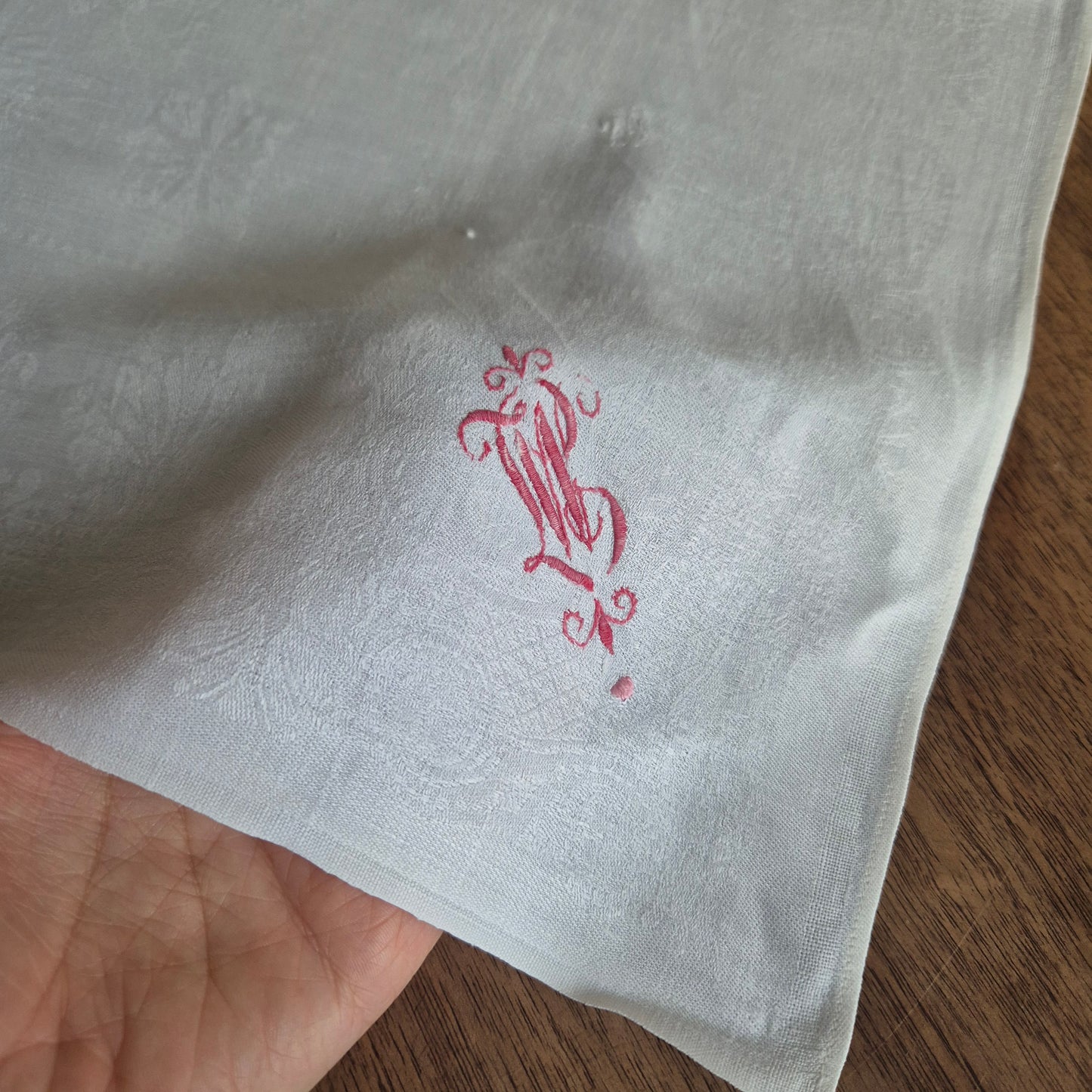 Antike Jugendstil Serviette/Mitteldecke rot bestickt weiß 59x59cm Monogramm B.N. Damast