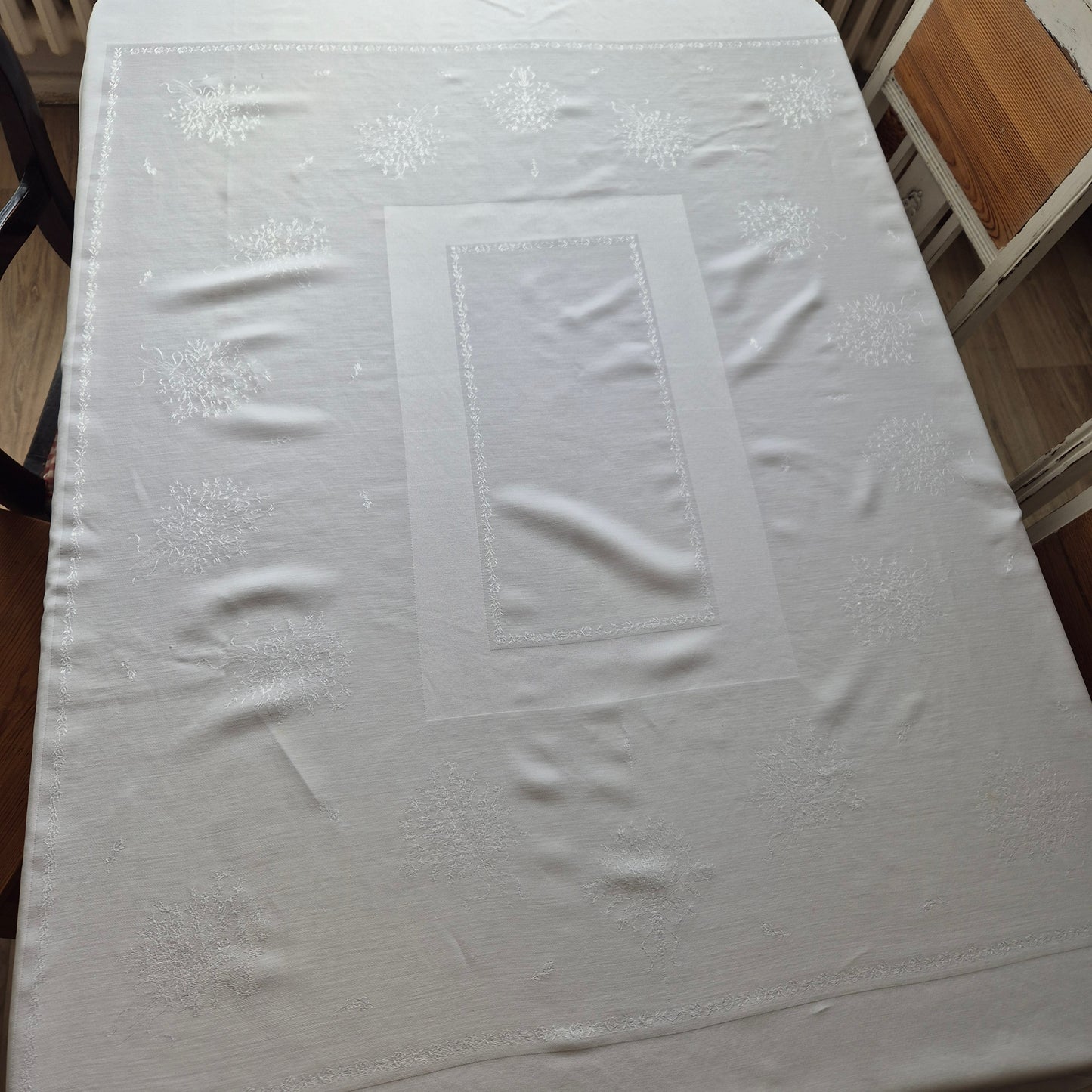 Tischdecke Damast weiß 143x120cm Tafel Königlich wunderschön! (zwei kleine Stockflecken) 🤍