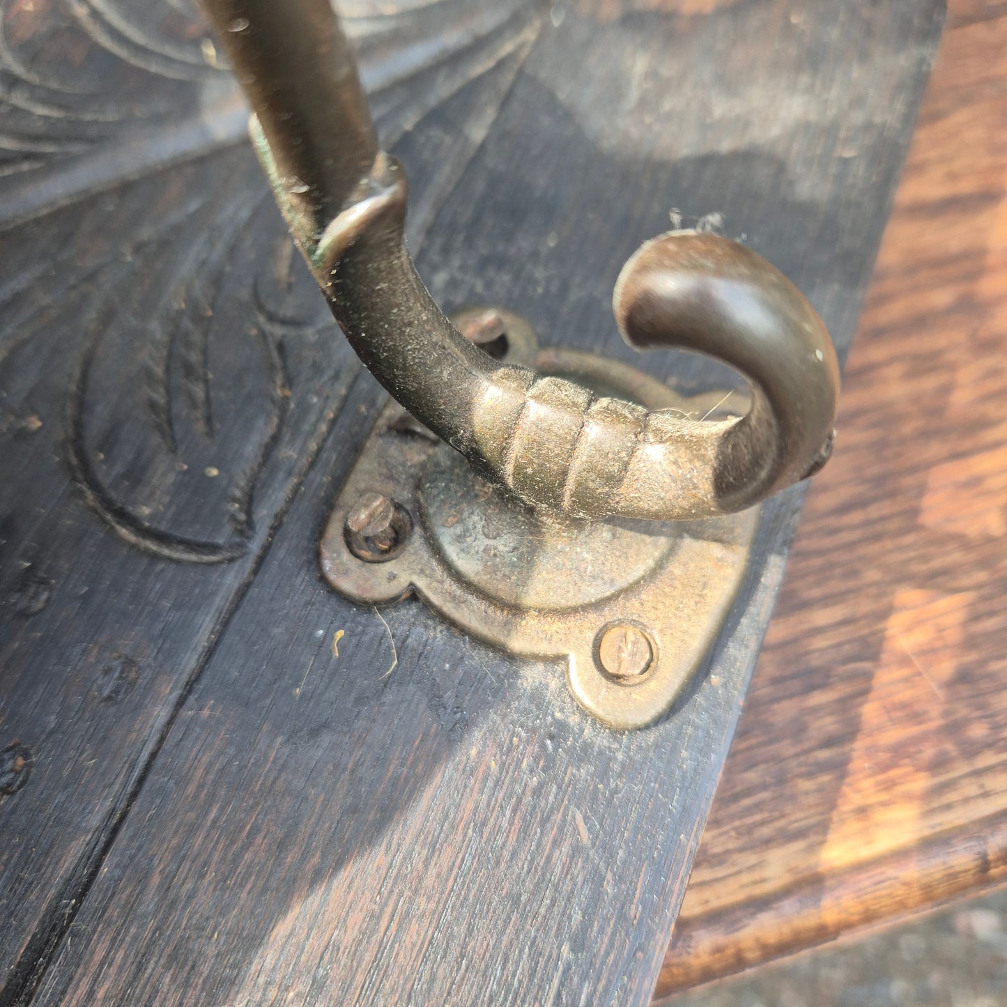 Antike, handgeschnitzte Wandgarderobe Holz mit Haken