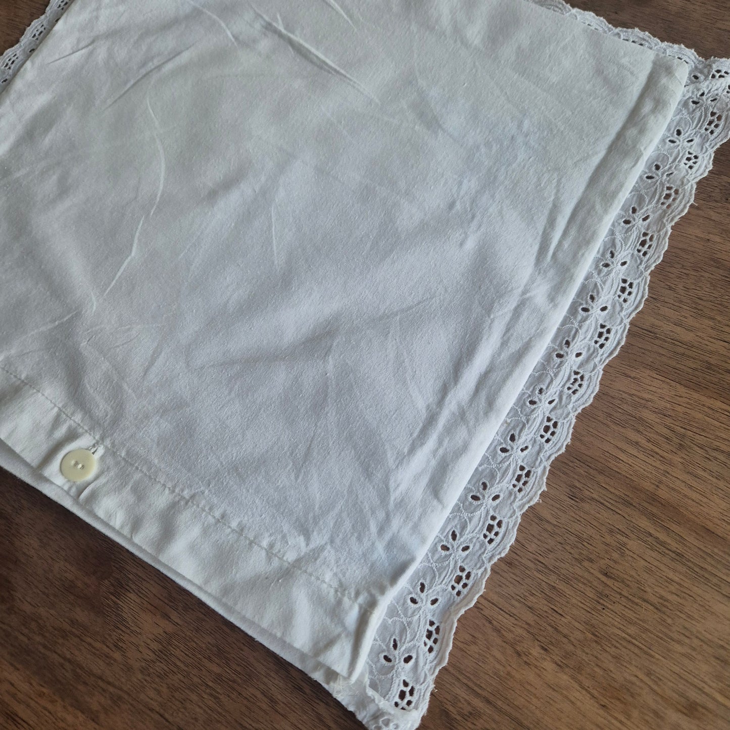 Kleine weiße Kissenhülle mit Spitzenrand und blauem Stickmuster 35x35cm