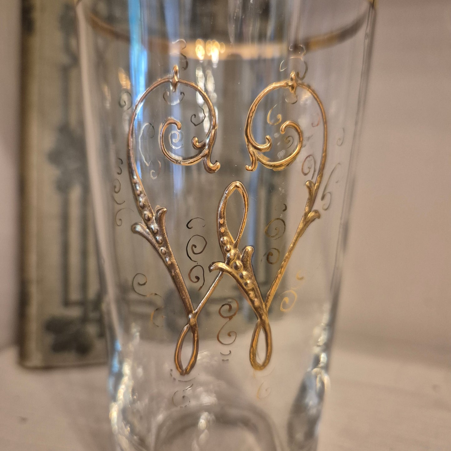 Antikes Jugendstil Glas Trinkglas mit goldenem Buchstabe W Monogramm W.