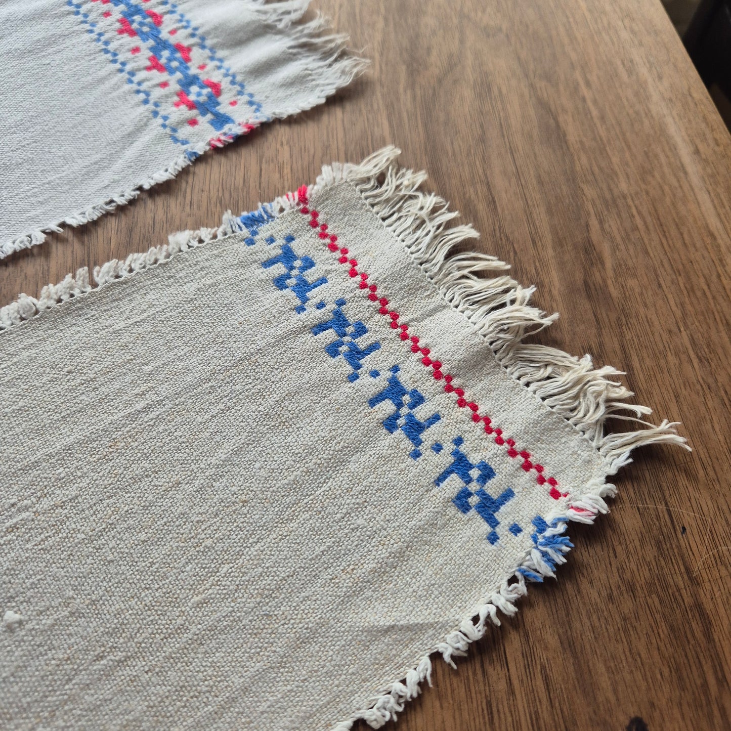 2x Antike kleine Tischdecken Deckchen blau weiß rot traditionell Platzdecke 30x45cm & 45x18cm