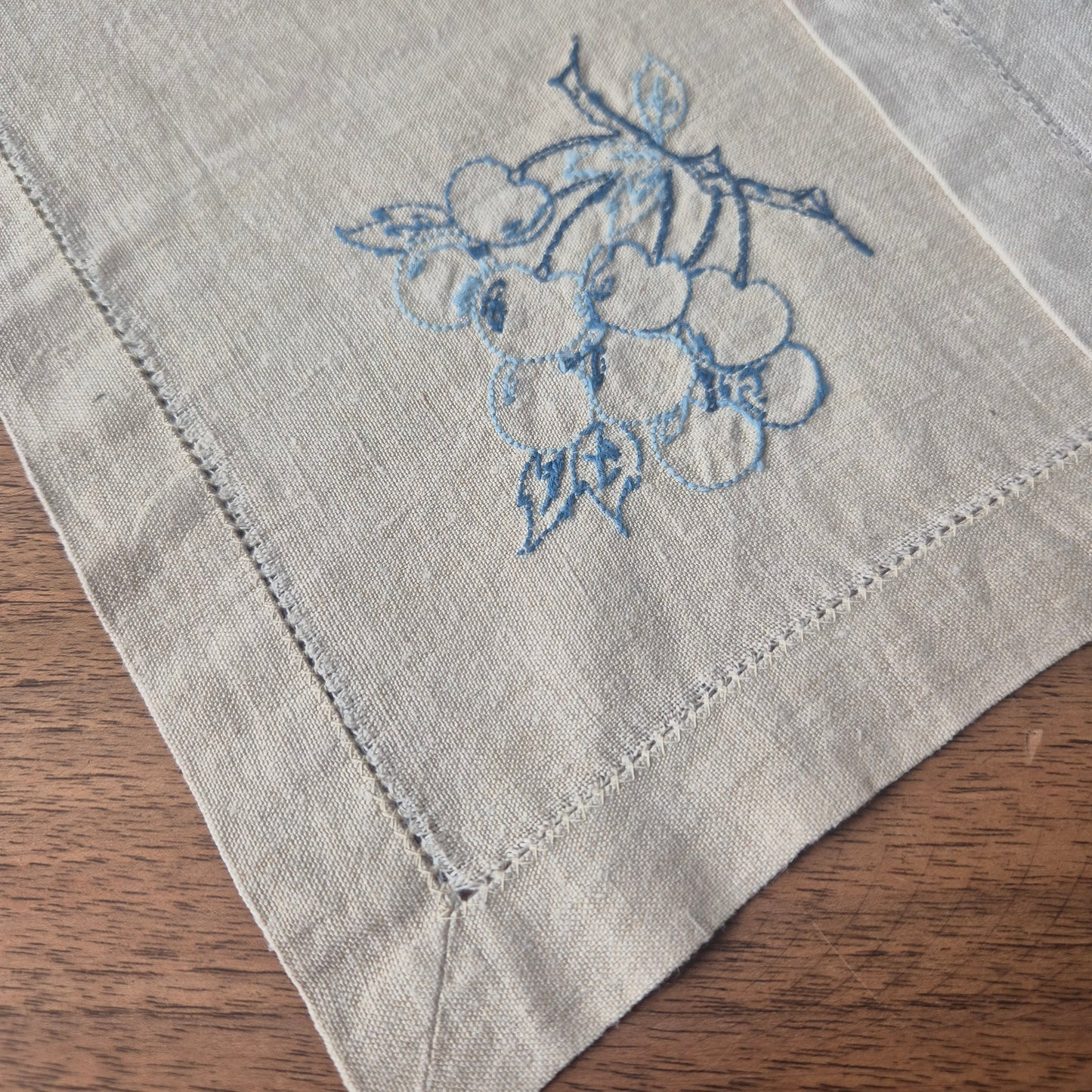 2x Antike Stofftaschentücher Servietten beige bestickt Obst Leinen 30x30cm