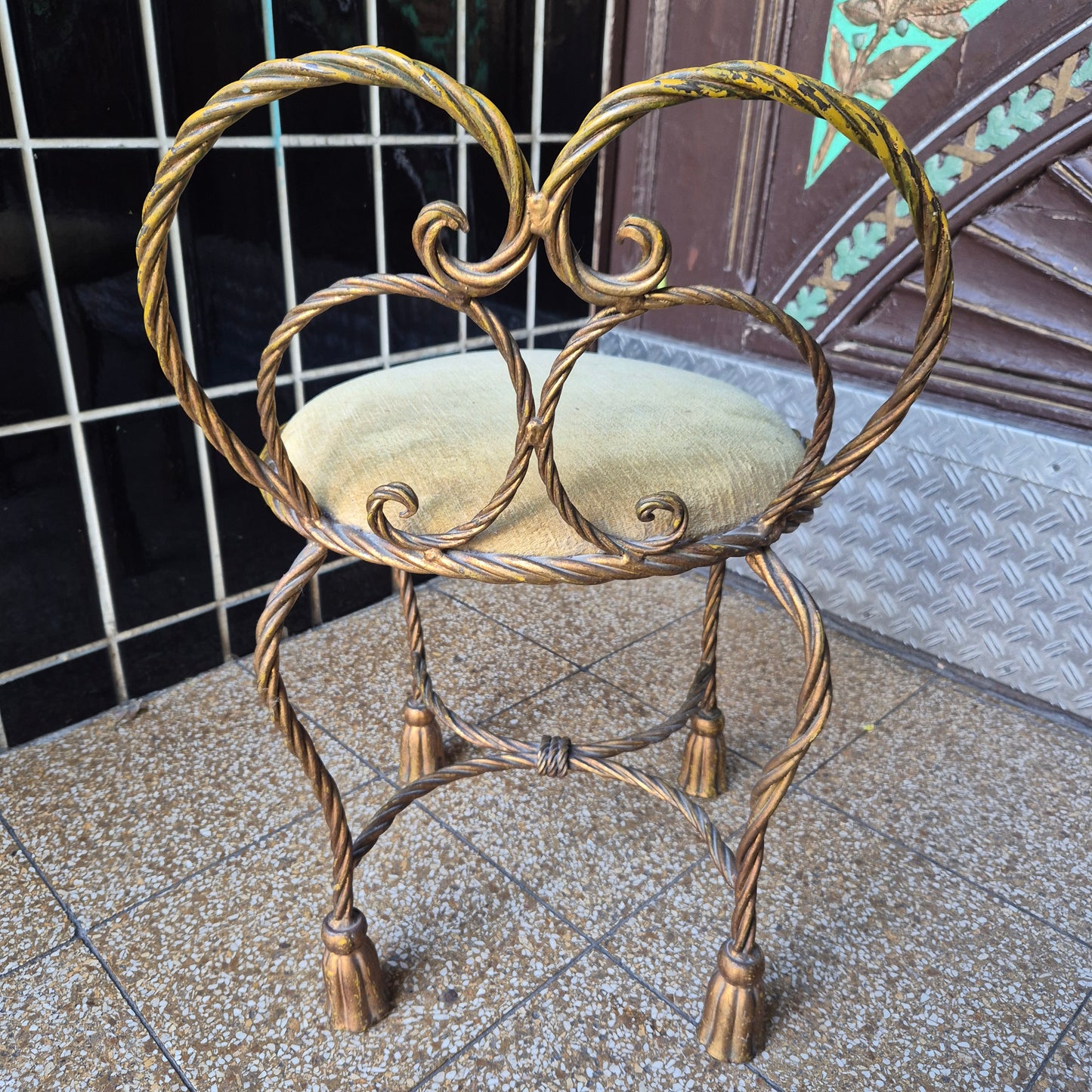 Alter Vintage Stahl Stuhl Hollywood Regen Gold Patina Schminkstuhl niedrige Lehne 50er Jahre