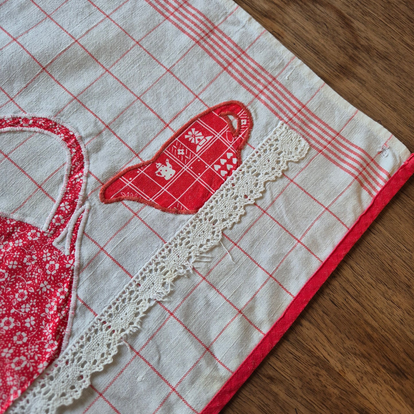 Altes Überhandtuch rot weiß Patchwork Kanne Tassenmotiv handmade 55x65cm