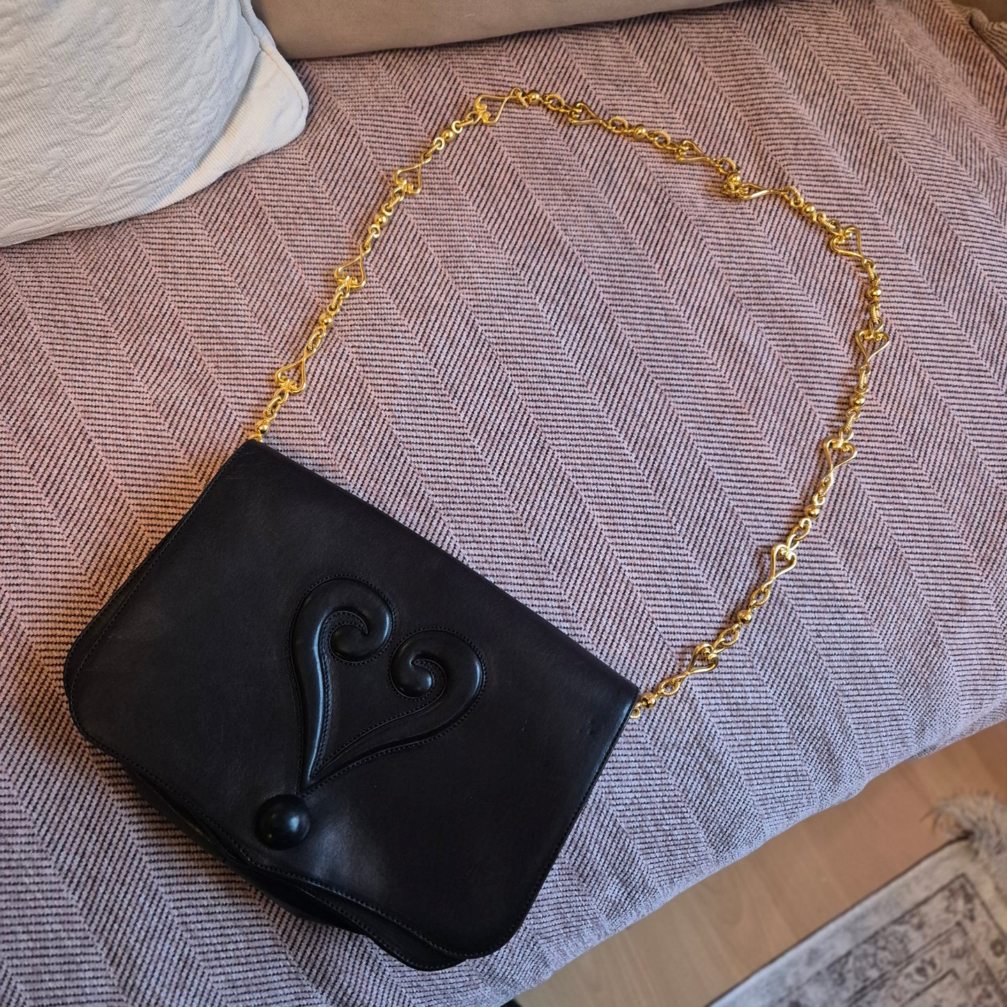 Vintage Moschino schwarze Schultertasche mit Herz 90er Jahre