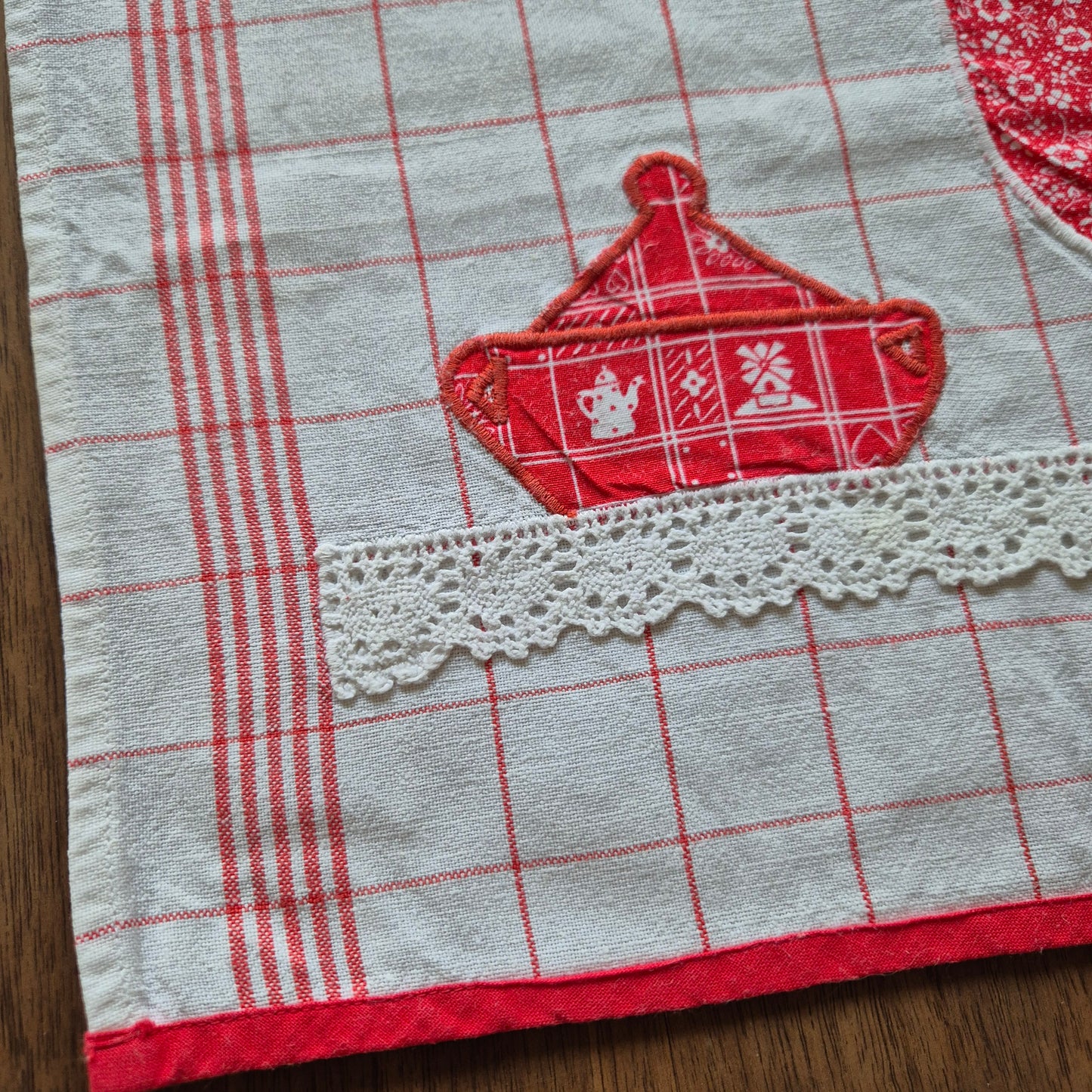 Altes Überhandtuch rot weiß Patchwork Kanne Tassenmotiv handmade 55x65cm
