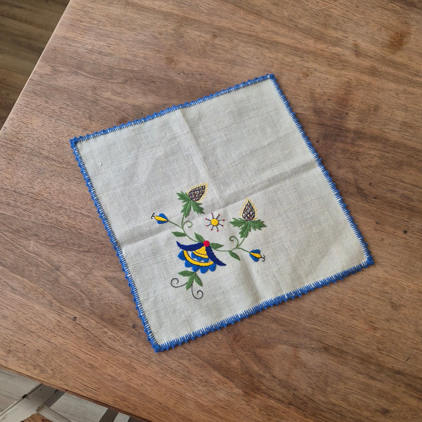 Kleines DDR Zierdeckchen Leinen Handgestickt 32x32cm