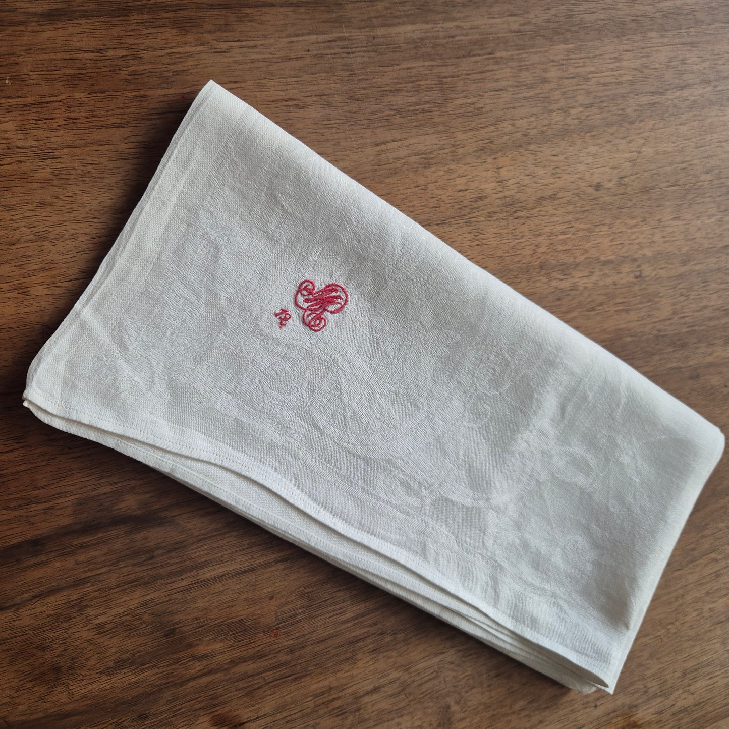 Antike Jugendstil Serviette/Mitteldecke rot bestickt weiß 62x62cm Monogramm M.R. Damast