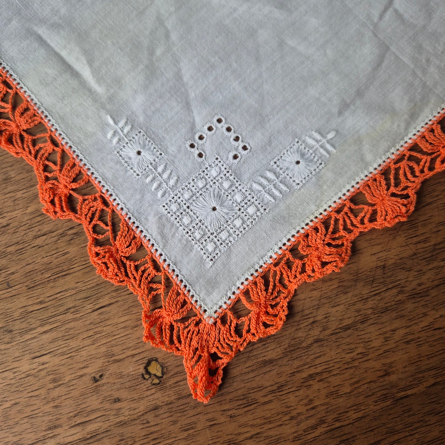 Vintage Stofftaschentuch bestickt Baumwolle gehäkelt/geklöppelt orange 28x28cm