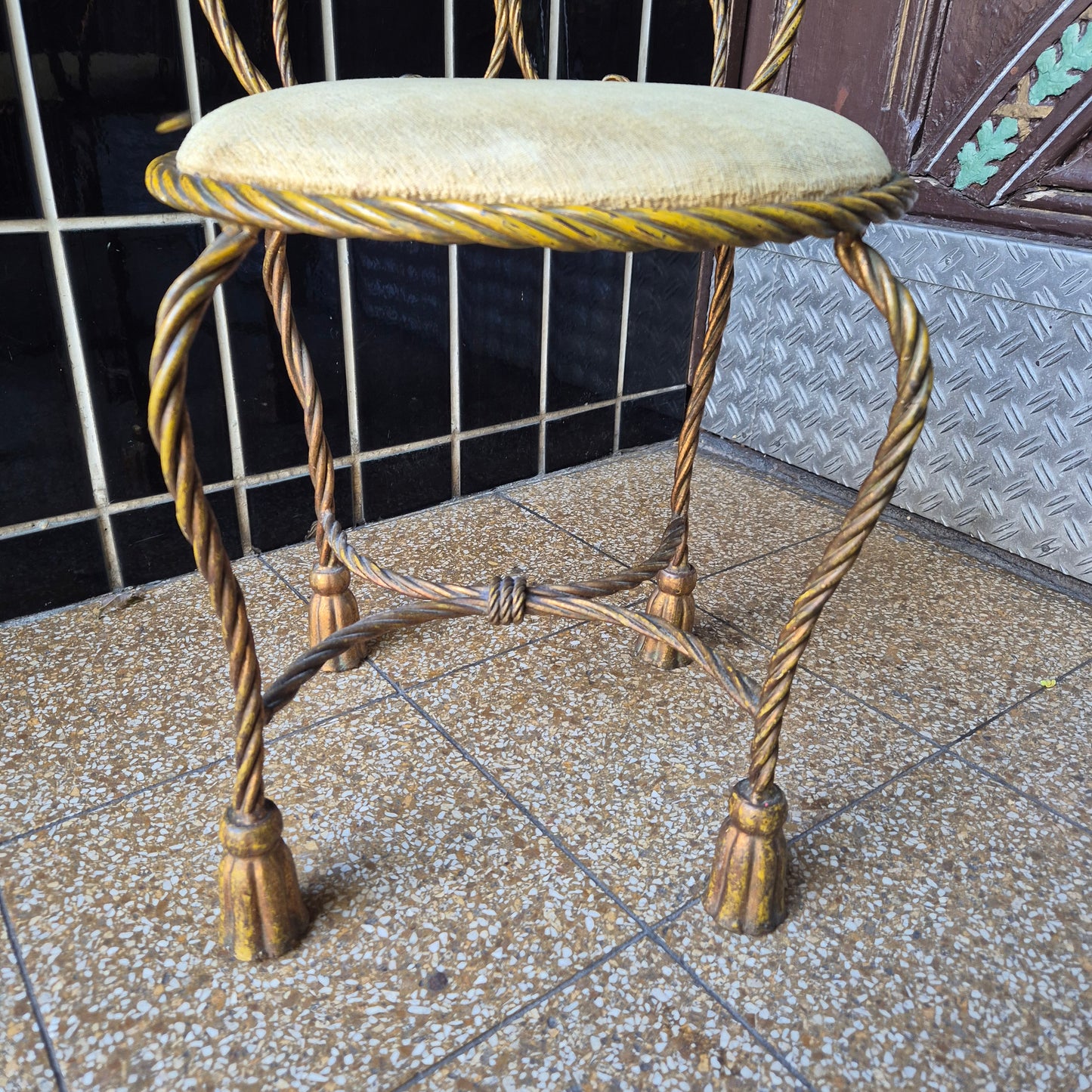 Alter Vintage Stahl Stuhl Hollywood Regen Gold Patina Schminkstuhl niedrige Lehne 50er Jahre