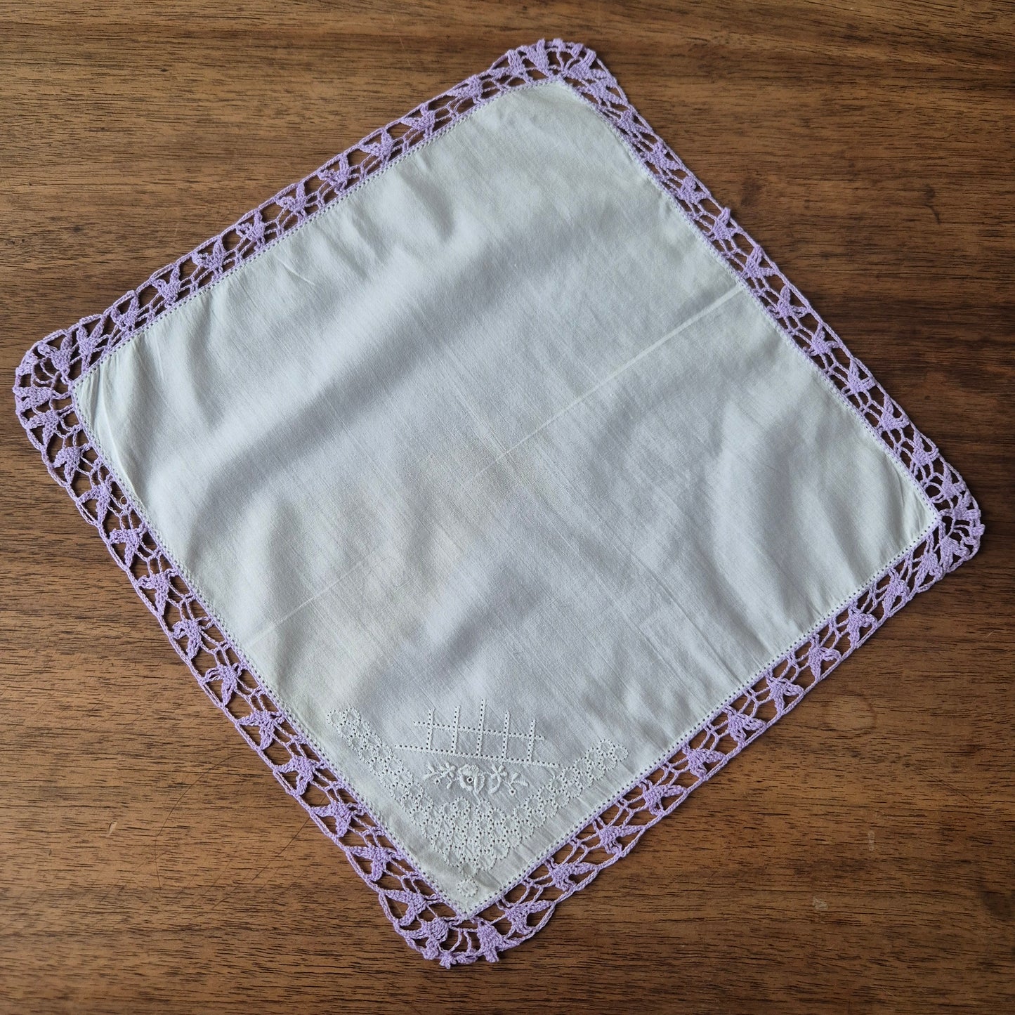 Vintage Stofftaschentuch weiß lila bestickt mit Rose Baumwolle gehäkelt/geklöppelt 28x27cm
