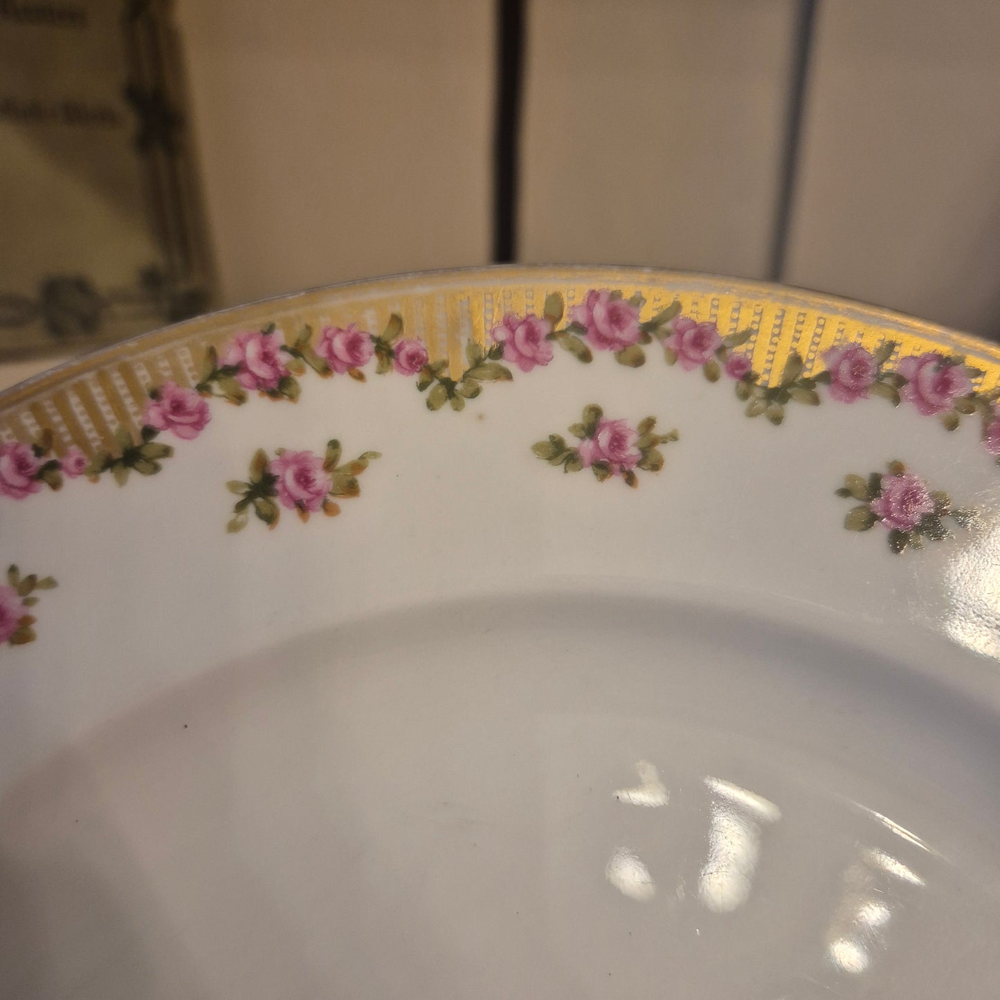 Antiker Porzellan Teller flach mit Blumendekor und Goldrand handbemalt F.A Schuhmann Leipziger Strasse Berlin