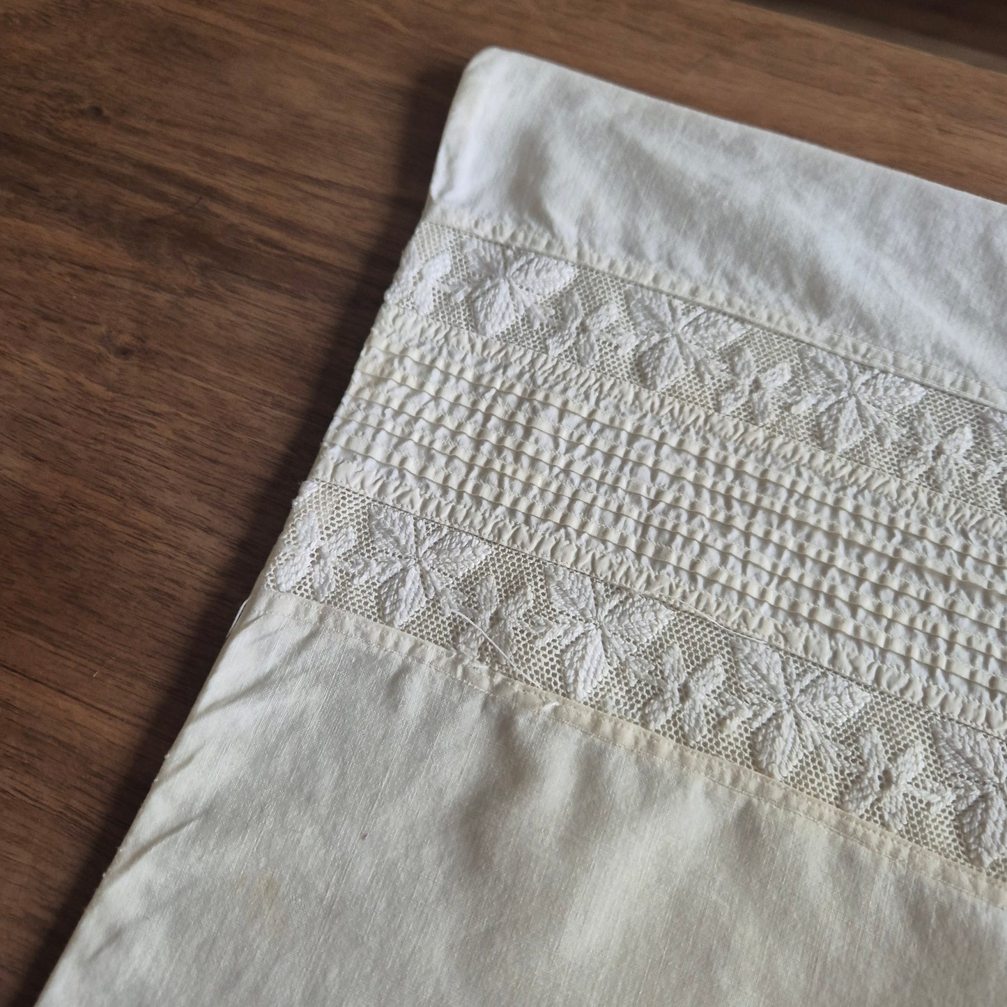 Stark vergilbter Kopfkissenbezug mit Monogram A.W. 75x70cm