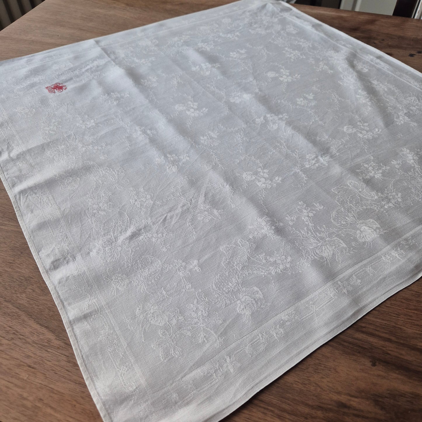 2x Antike Jugendstil Servietten/Mitteldecken rot bestickt weiß 62x62cm Monogramm M.E. Damast