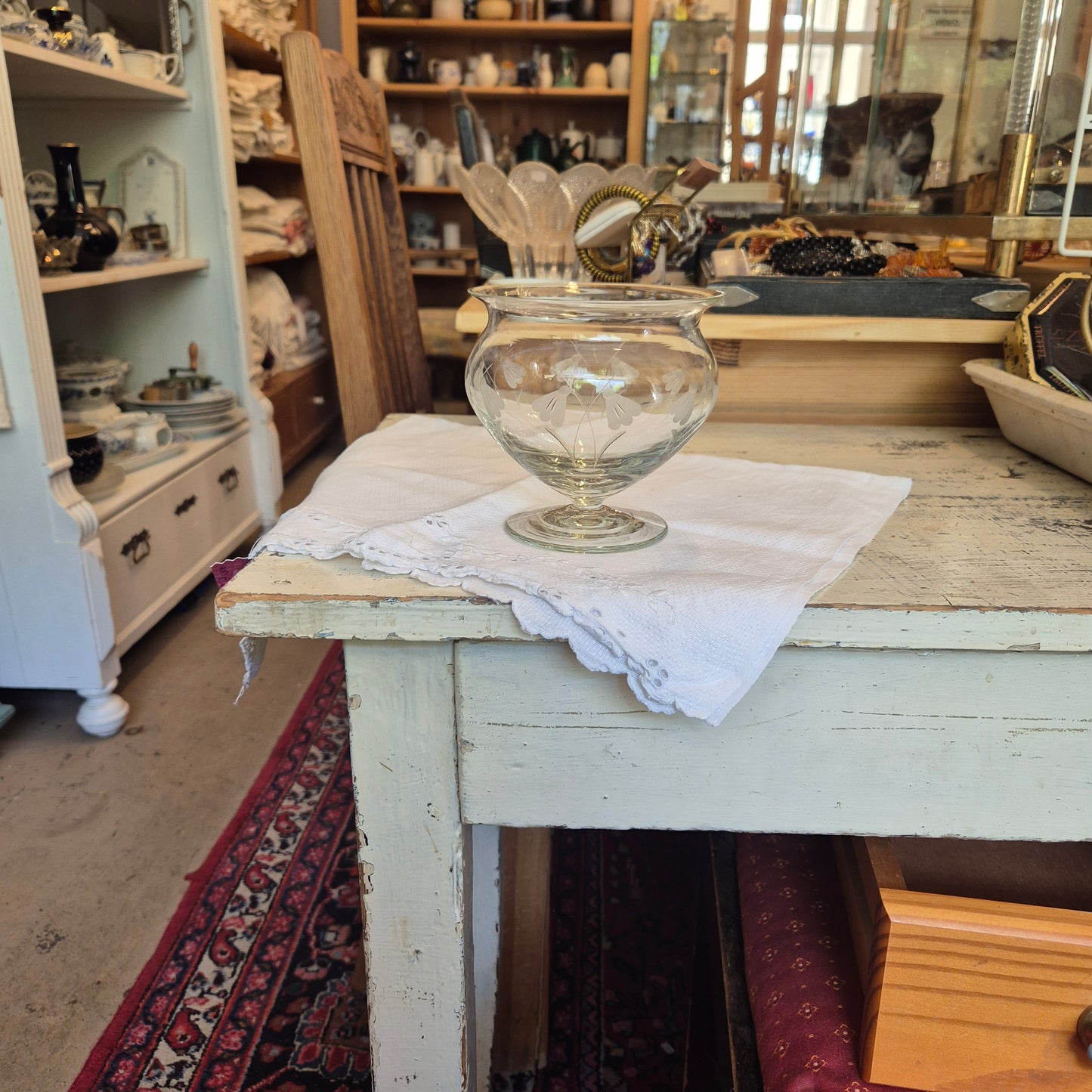Altes Vintage Dekoratives Glas Schale mit geschliffenem Motiv Blumen Maiglöckchen Krokusse