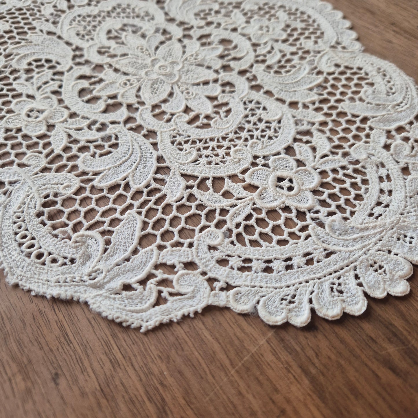 Antikes kleines Zierdeckchen creme gehäkelt geklöppelt Baumwolle 27x35cm oval