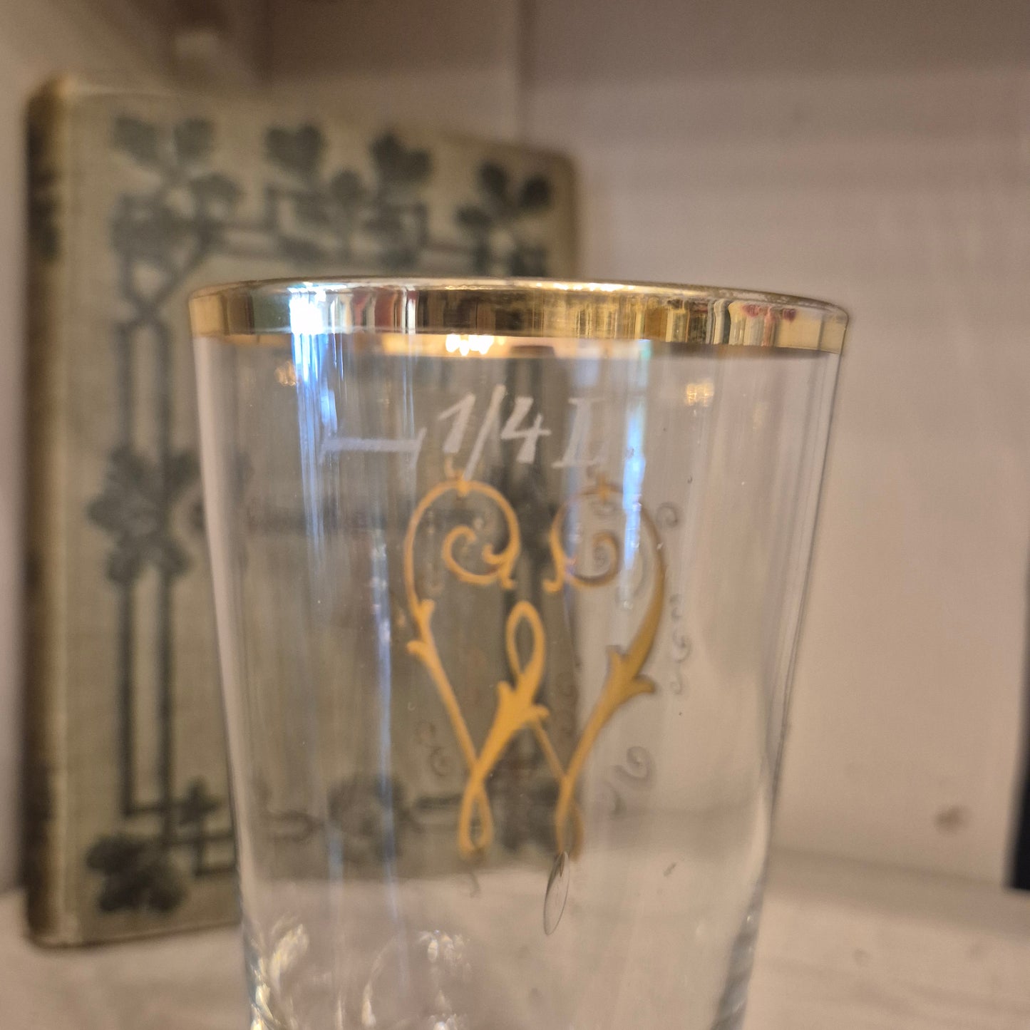 Antikes Jugendstil Glas Trinkglas mit goldenem Buchstabe W Monogramm W.