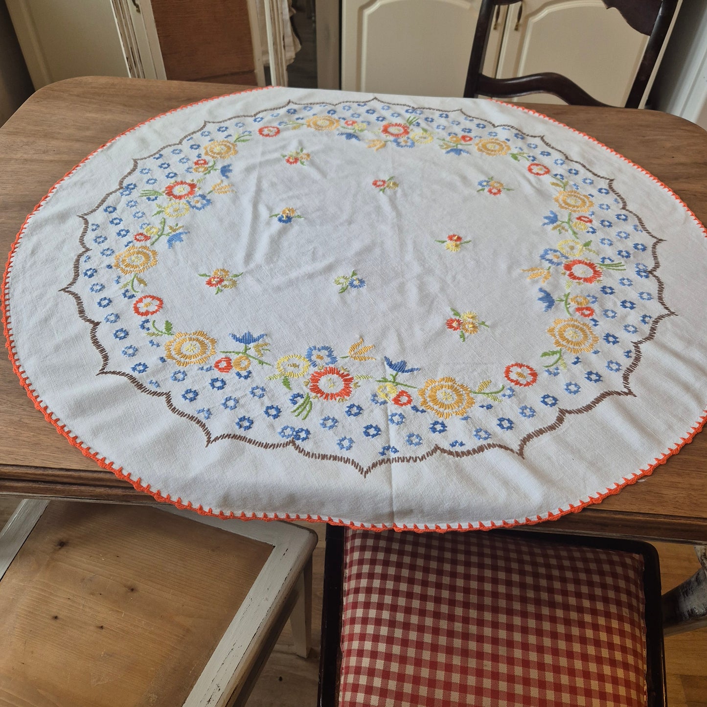 Vintage runde handgemachte Tischdecke weiß mit Blumenstickerei DDR 96cm