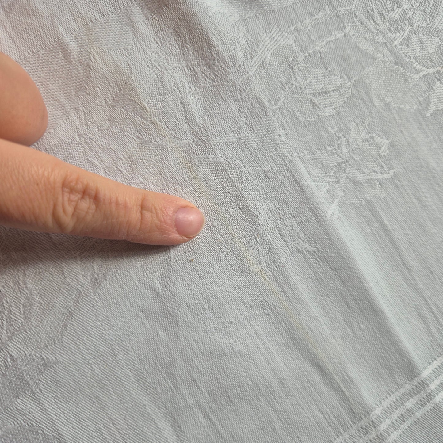 Antike Serviette oder Mitteldecke bestickt weiß klein 54x56cm Monogramm M.D. Damast 🤍