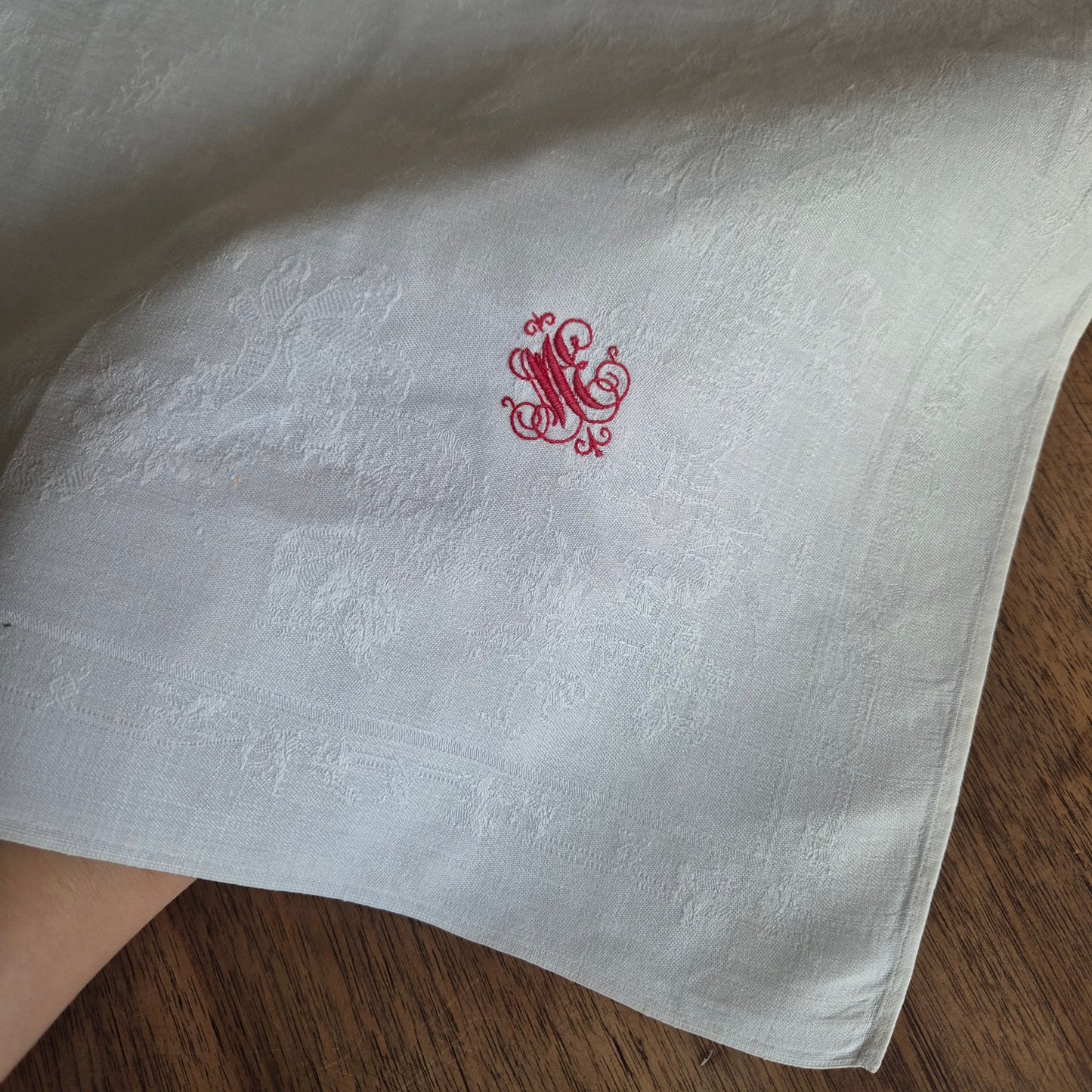 2x Antike Jugendstil Servietten/Mitteldecken rot bestickt weiß 62x62cm Monogramm M.E. Damast