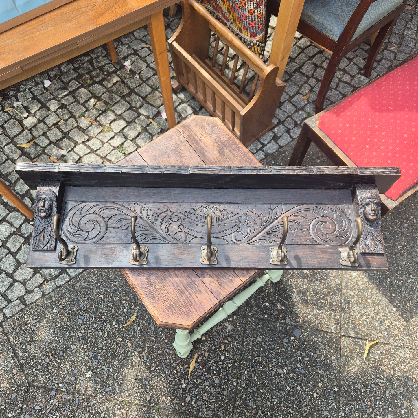 Antike, handgeschnitzte Wandgarderobe Holz mit Haken