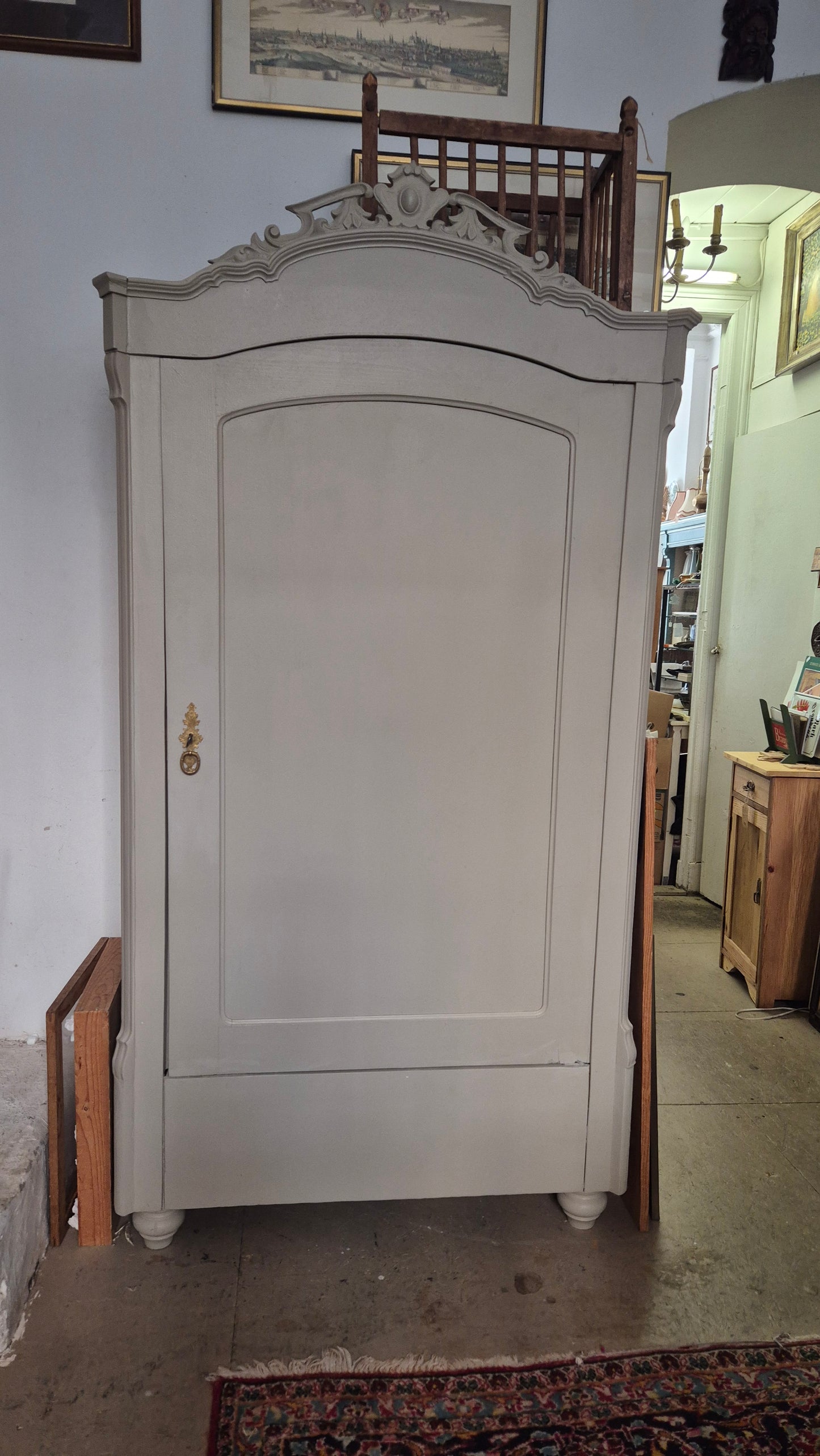 Reserviert für R.! Antiker Louis Phillipe Kleiderschrank von 1870 Graubeige 1-Türig