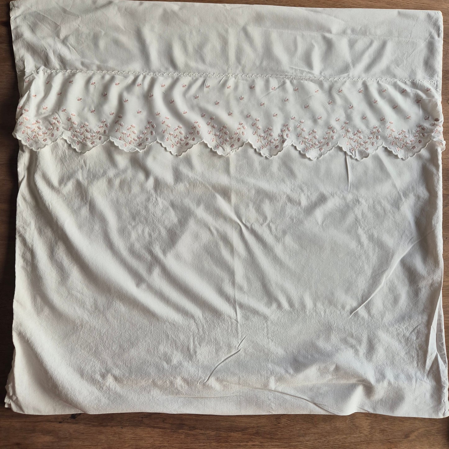 Antiker Kopfkissenbezug mit rosa Stickerein 70x70cm Baumwolle (unperfekt)