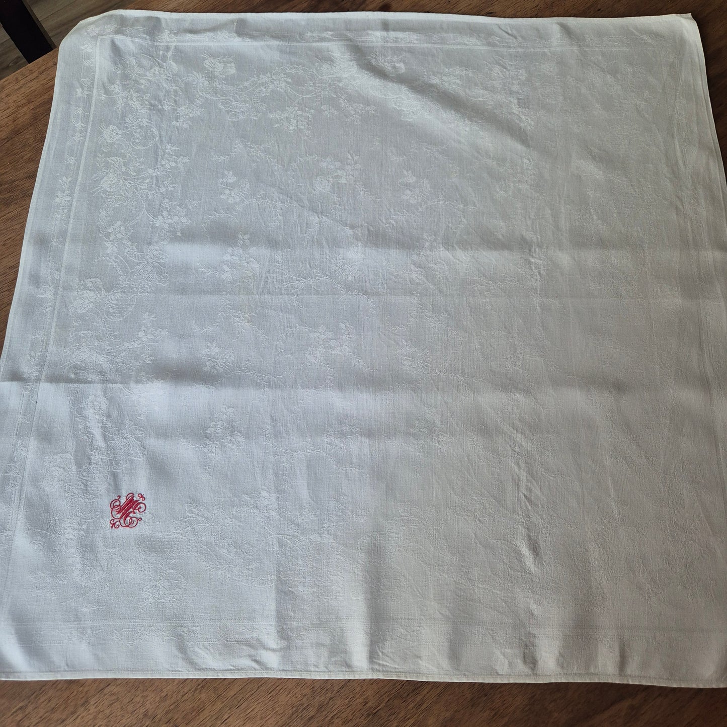 2x Antike Jugendstil Servietten/Mitteldecken rot bestickt weiß 62x62cm Monogramm M.E. Damast