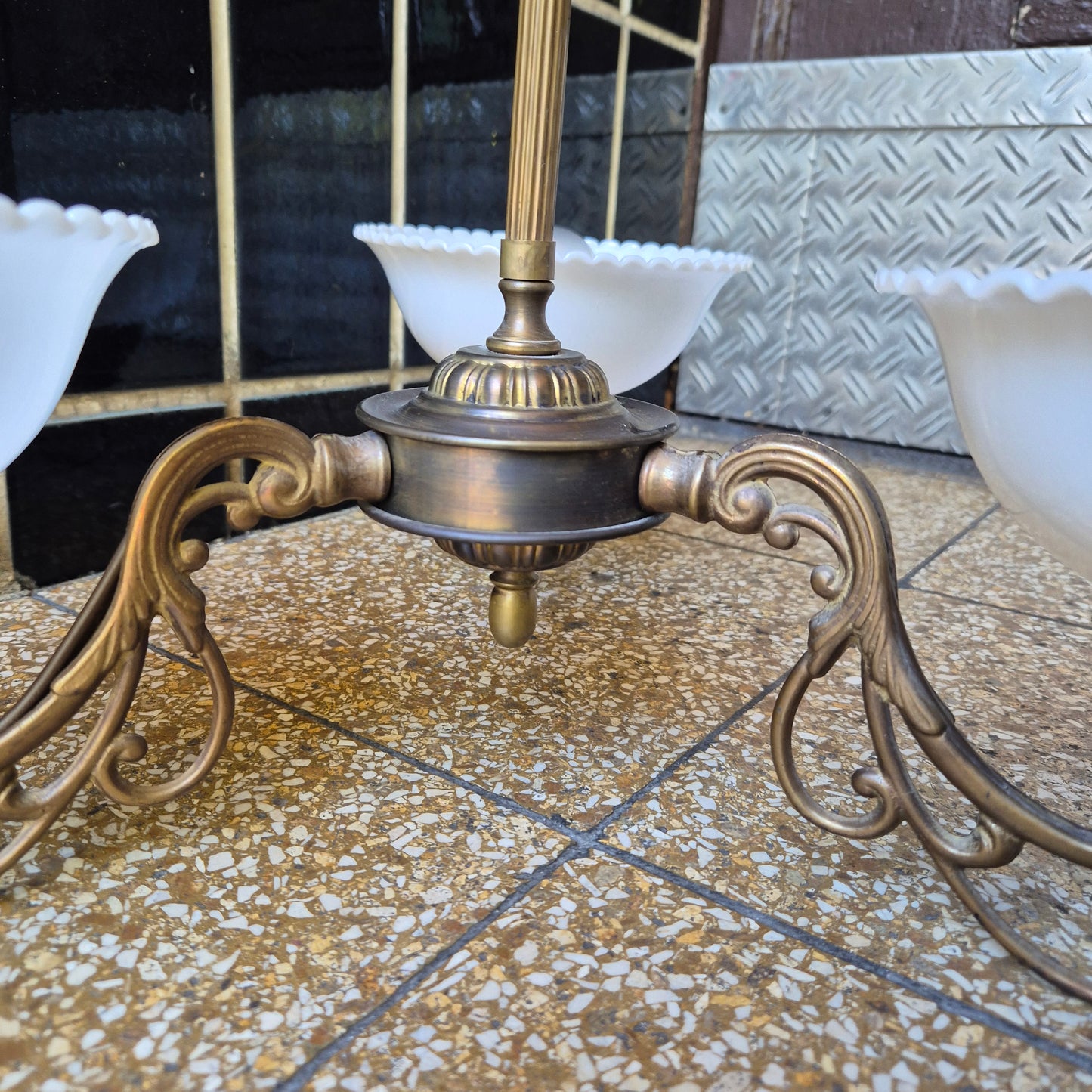 Art Jugendstil Lampe Deckenlampe mit drei Leuchten Messing Glas