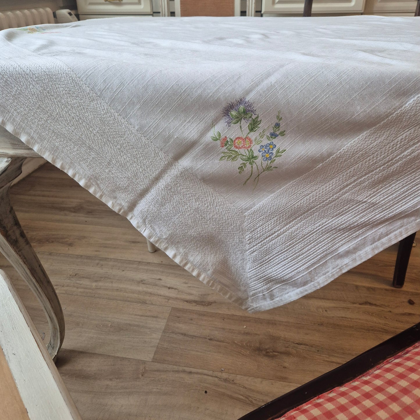 Vintage Baumwolle Tischdecke von 1982 weiß mit Blumendruck 126x126cm