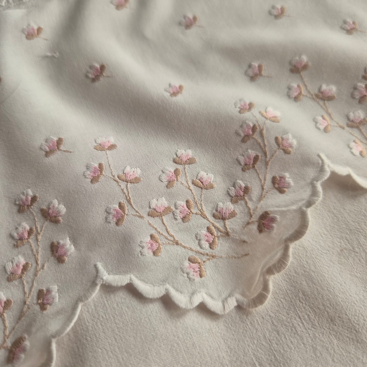 Antiker Kopfkissenbezug mit rosa Stickerein 70x70cm Baumwolle (unperfekt)