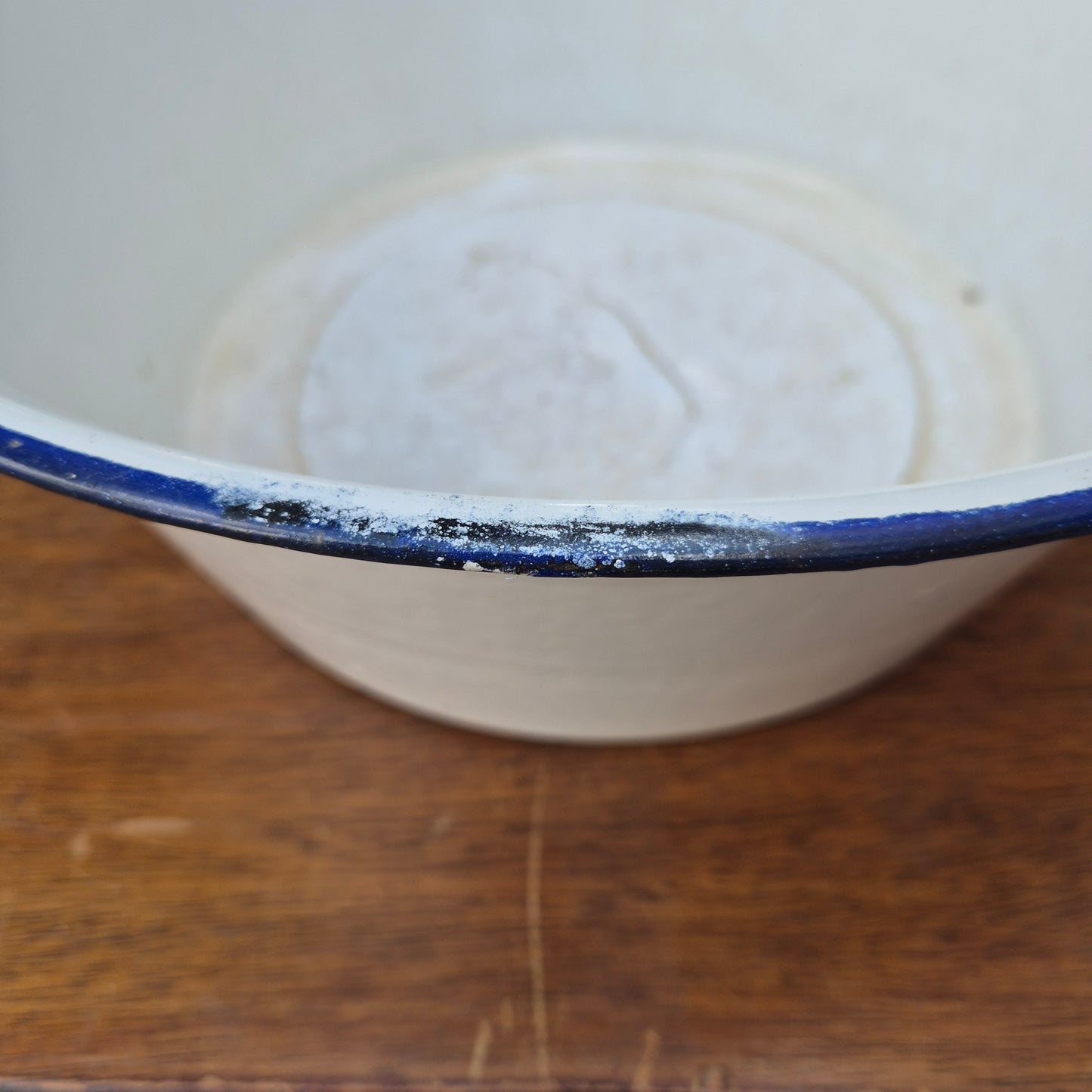 Große alte Waschschüssel Emaille weiß blau