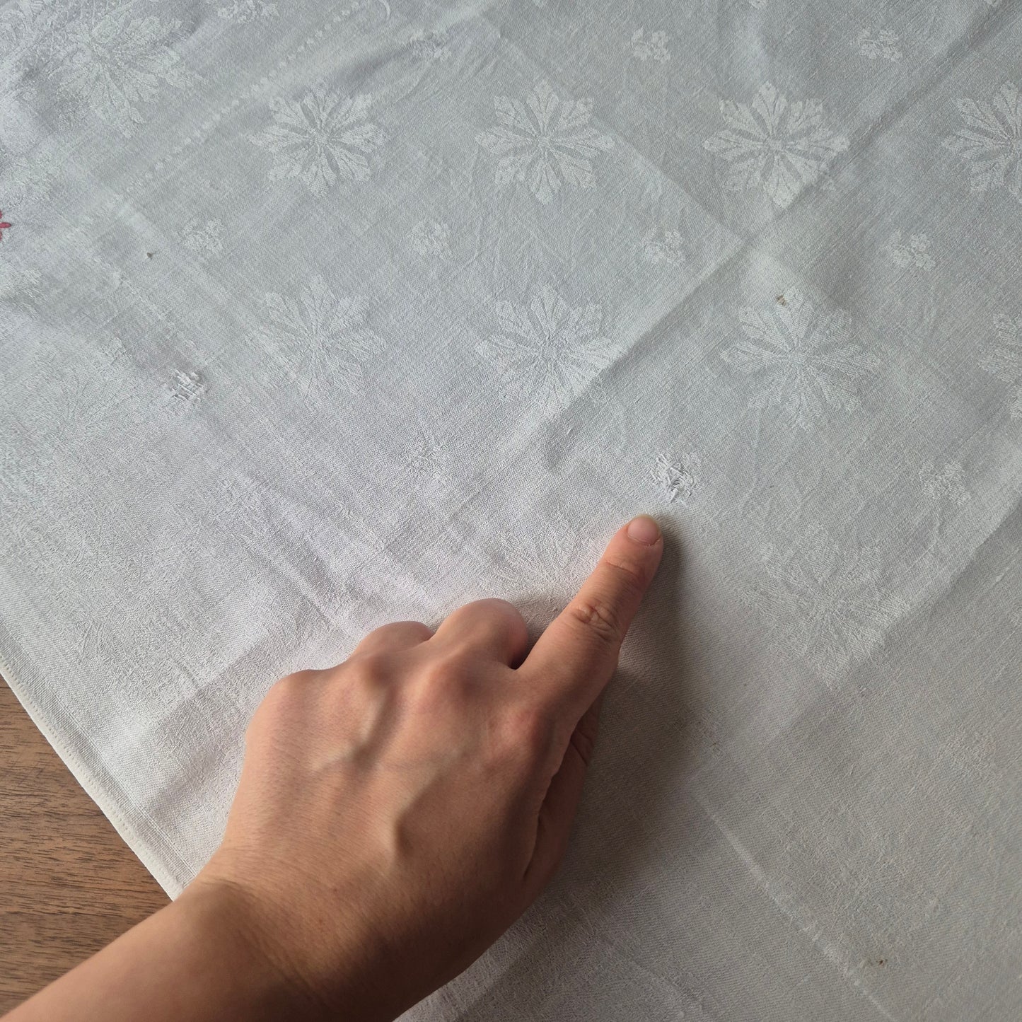 Antike Jugendstil Serviette/Mitteldecke rot bestickt weiß 59x59cm Monogramm B.N. Damast
