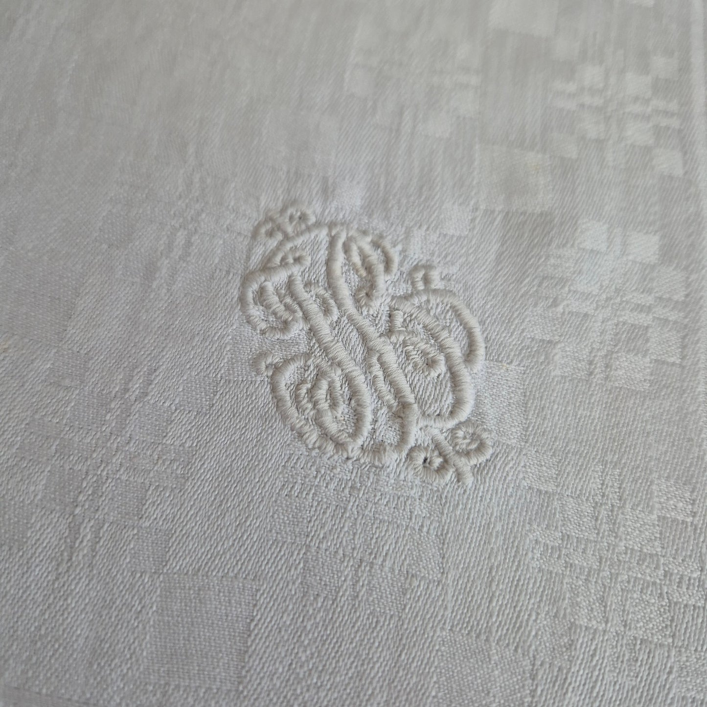Antike Jugendstil Mitteldecke Tischdecke weiß 89x87cm Monogramm J.B. Damast Stockflecken