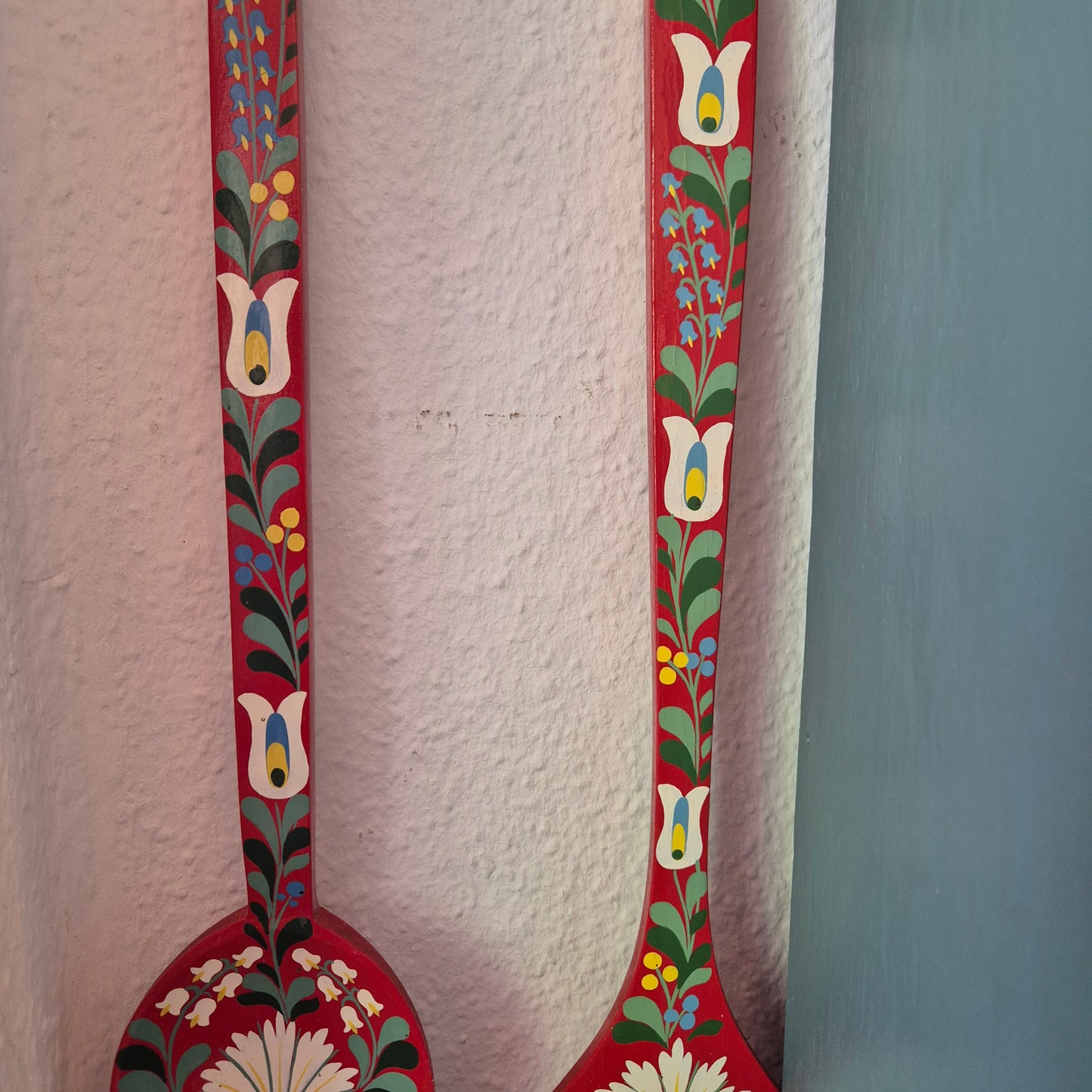 Vintage Deko Holzbesteck Löffel & Gabel für die Wand Küche handbemalt rot Blumenmalerei