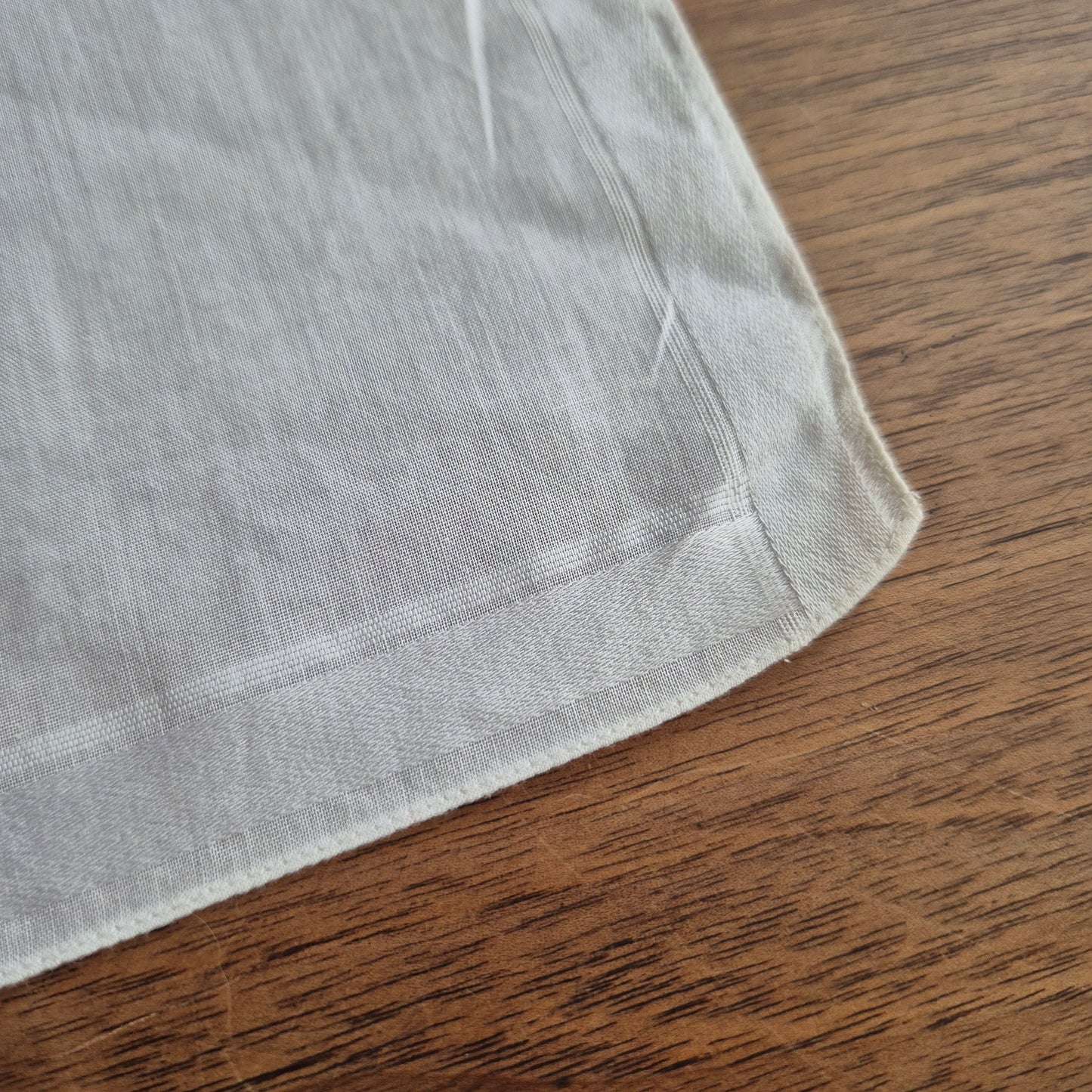 Vintage Stofftaschentuch weiß mit Rosen bedruckt Baumwolle 31x33cm