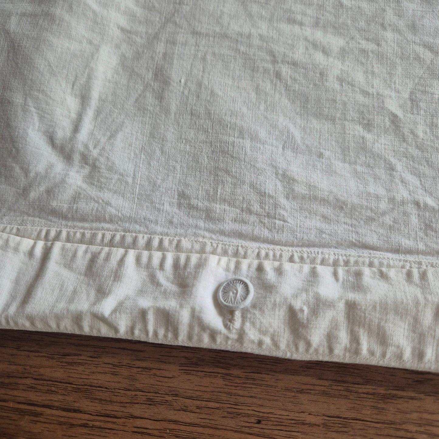 Stark vergilbter Kopfkissenbezug mit Monogram A.W. 75x70cm